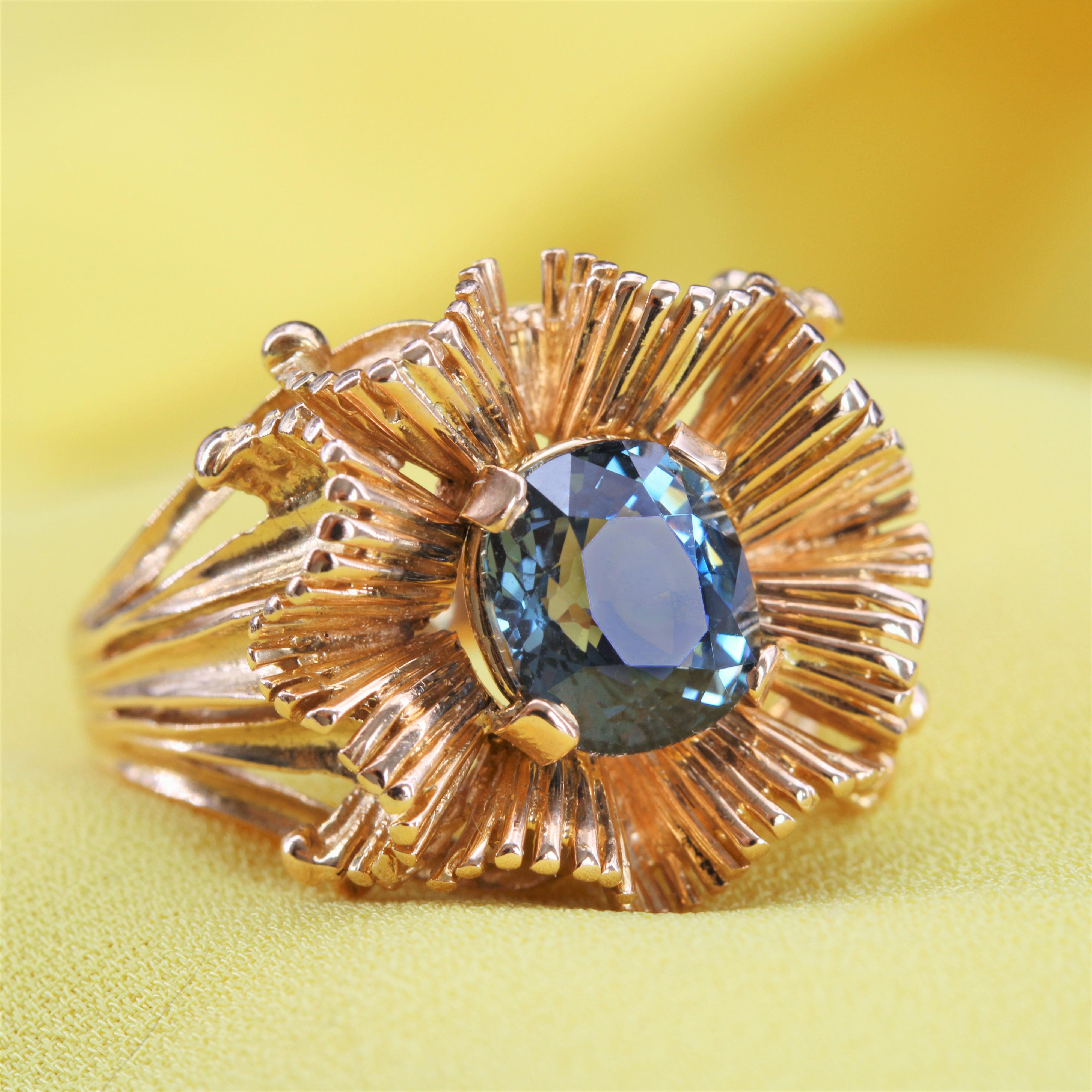 French 1960s Natural Spinel Cushion 18 Karat Rose Gold Retro Ring In Excellent Condition For Sale In Poitiers, FR