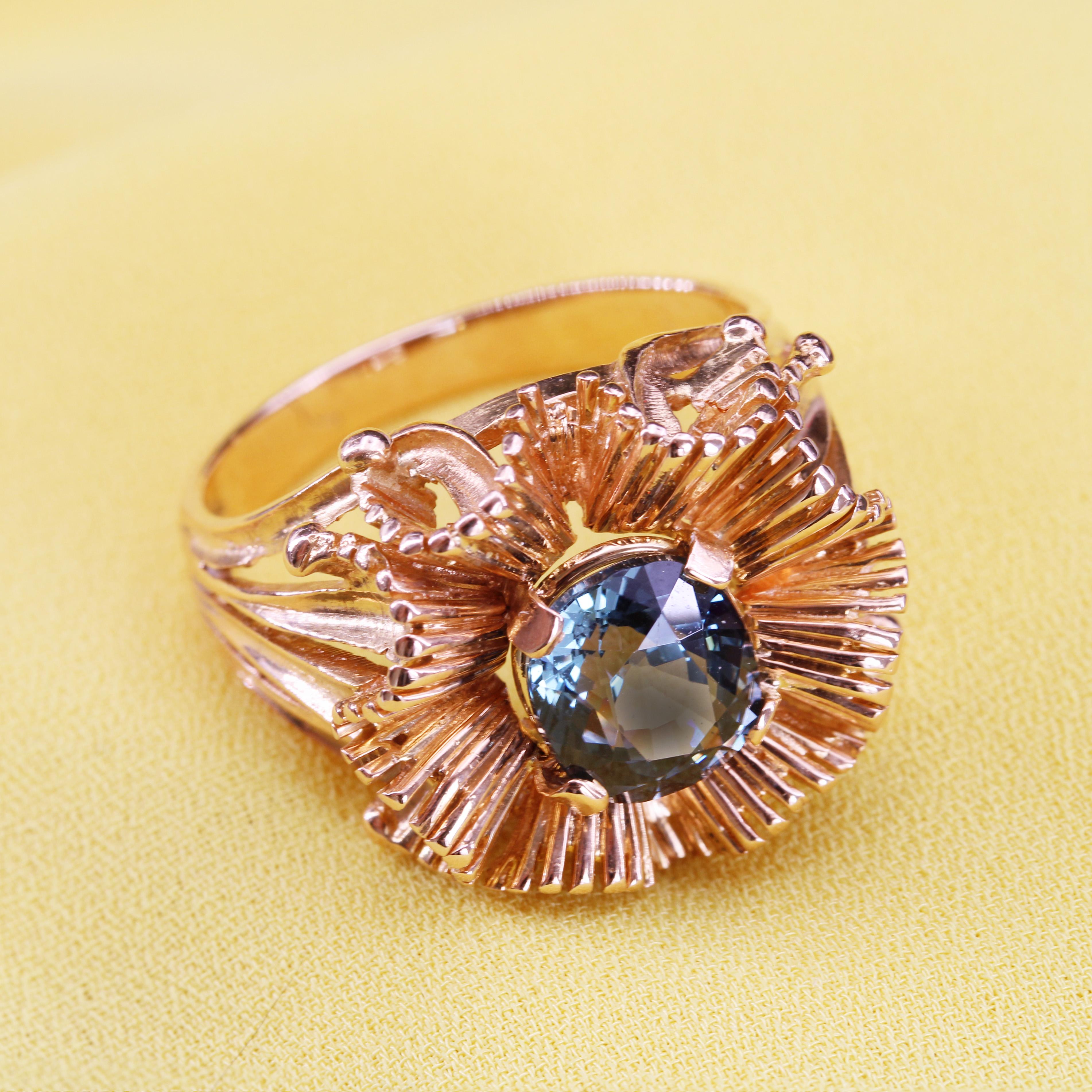 French 1960s Natural Spinel Cushion 18 Karat Rose Gold Retro Ring For Sale 5
