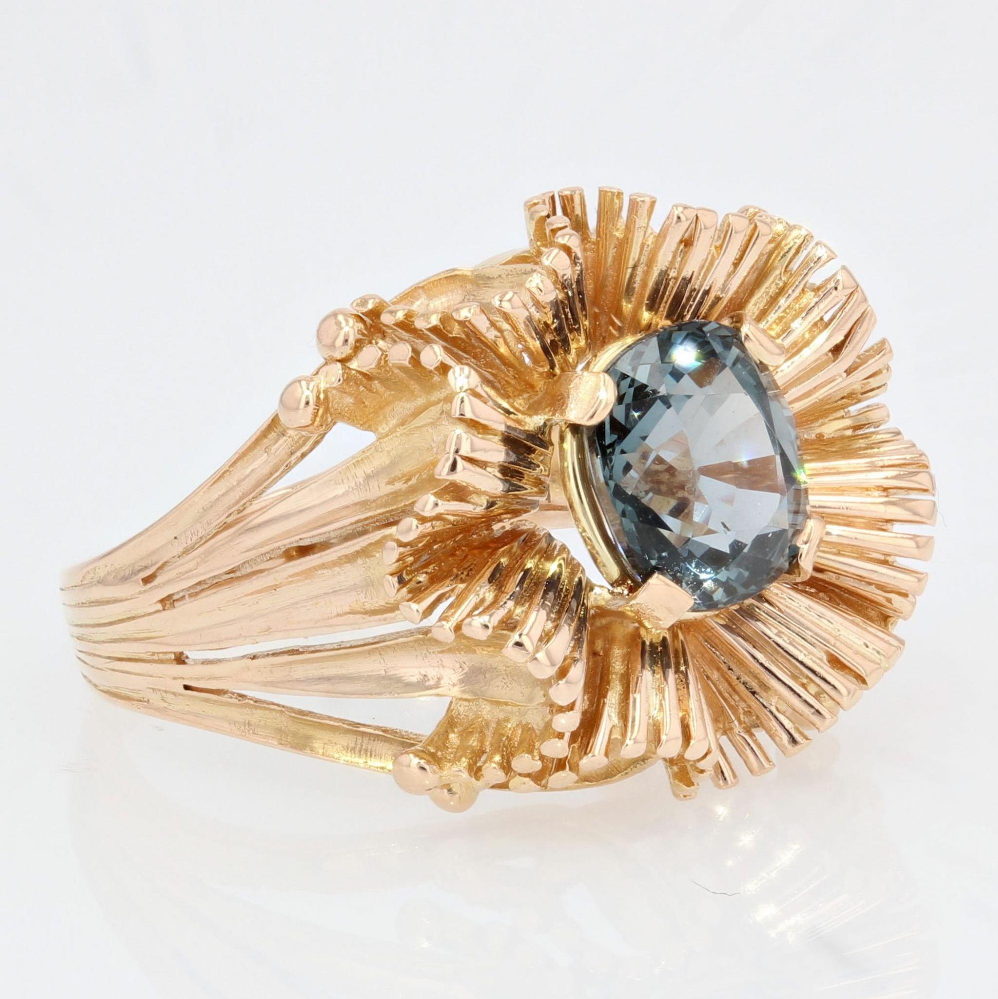 French 1960s Natural Spinel Cushion 18 Karat Rose Gold Retro Ring For Sale 4