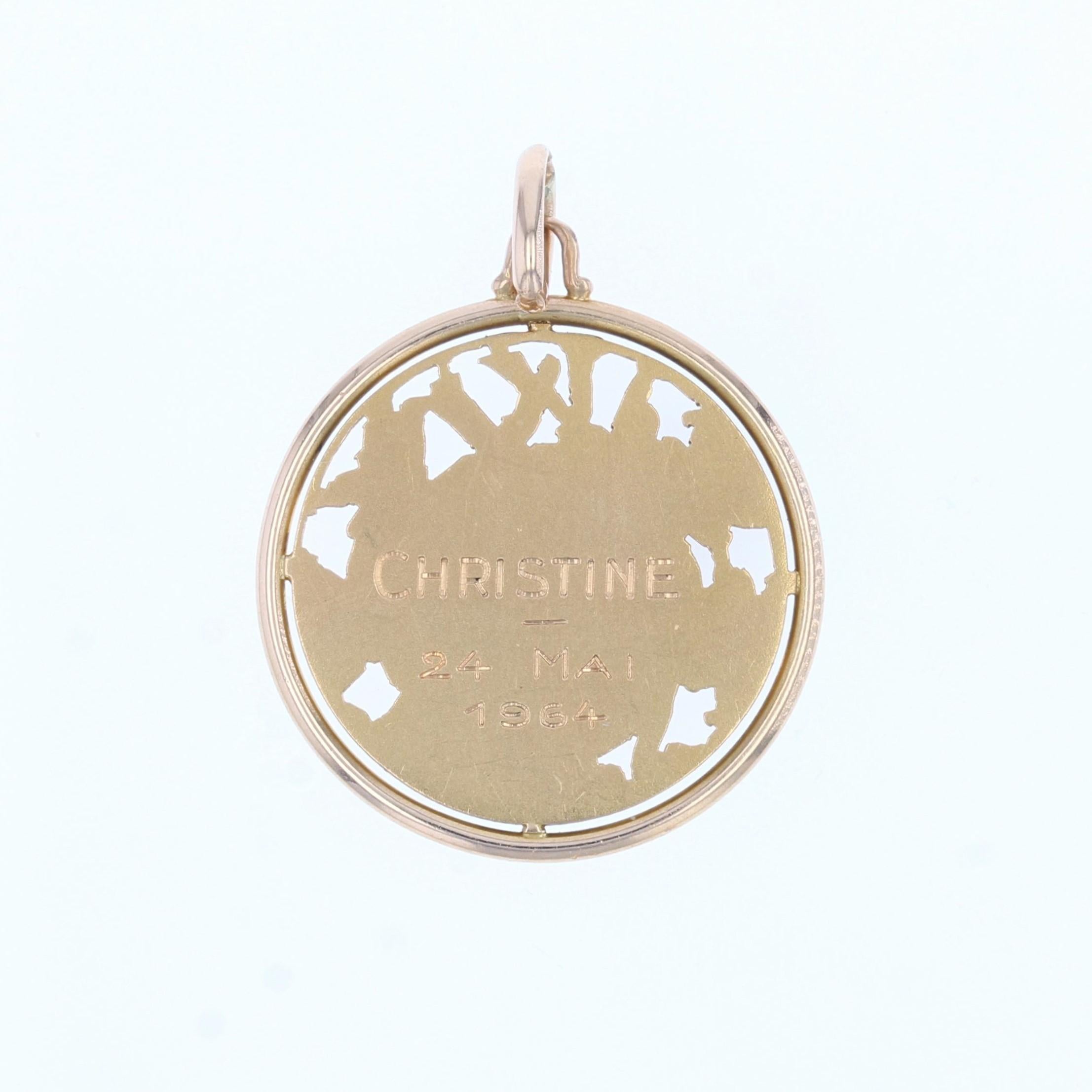 Medal in 18 karat rose gold, eagle head hallmark.
This round medal in rose gold represents the Virgin haloed in a rose gold plant and openwork pattern. This religious pendant is signed Monier and engraved on the back 