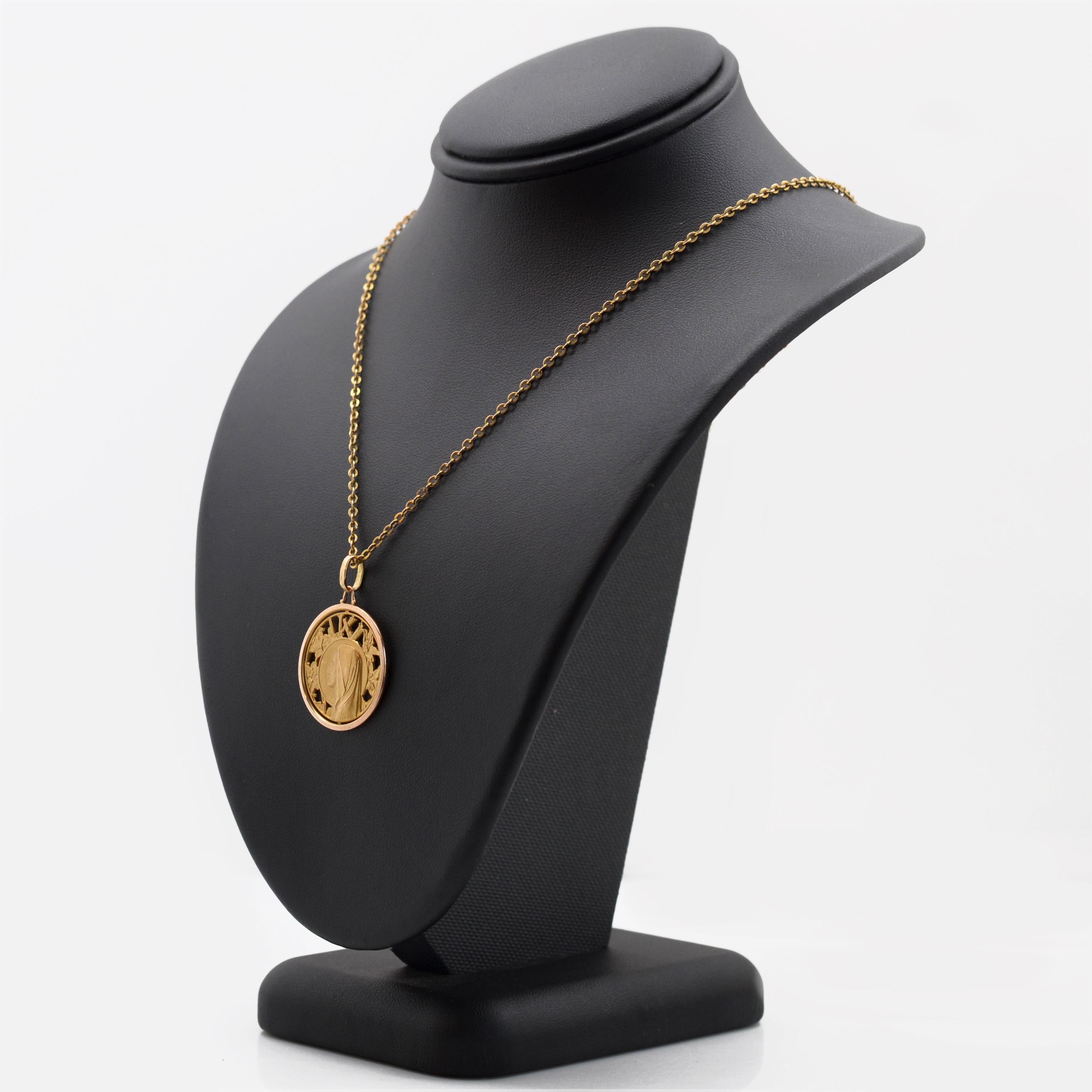 Médaille de la Vierge en or rose 18 carats, ajourée, des années 1960, française Pour femmes en vente