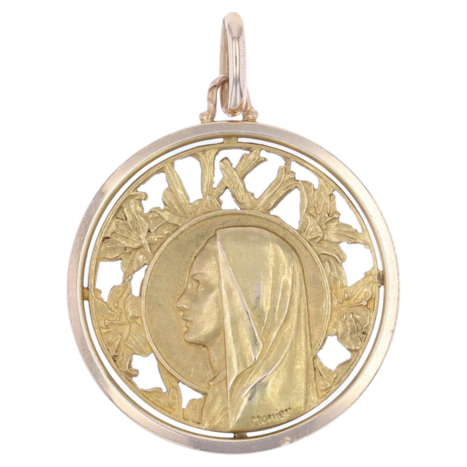 Médaille de la Vierge en or rose 18 carats, ajourée, des années 1960, française en vente