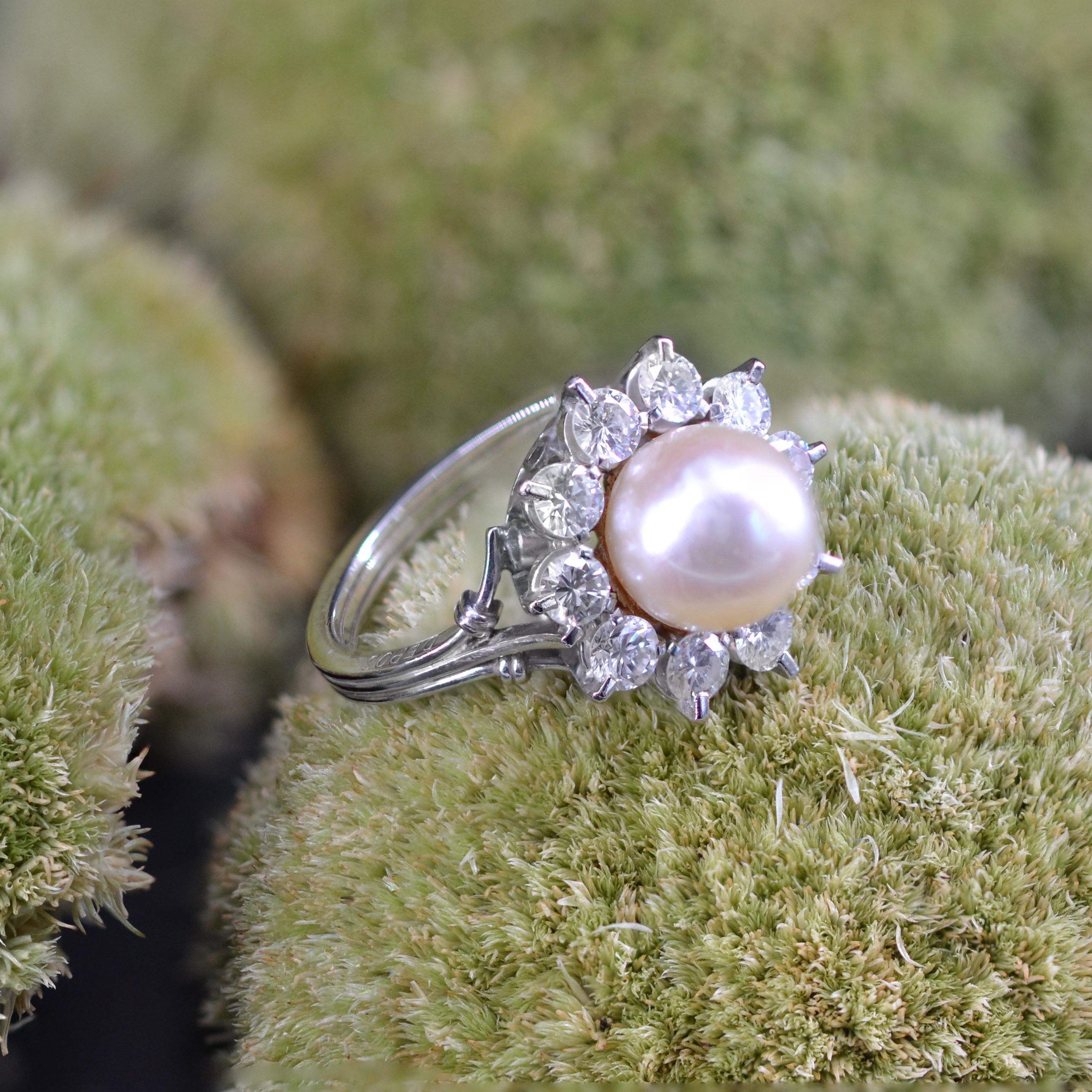 French 1960s Pearl Diamonds 18 Karat White Gold Platinum Flake Ring For Sale 3