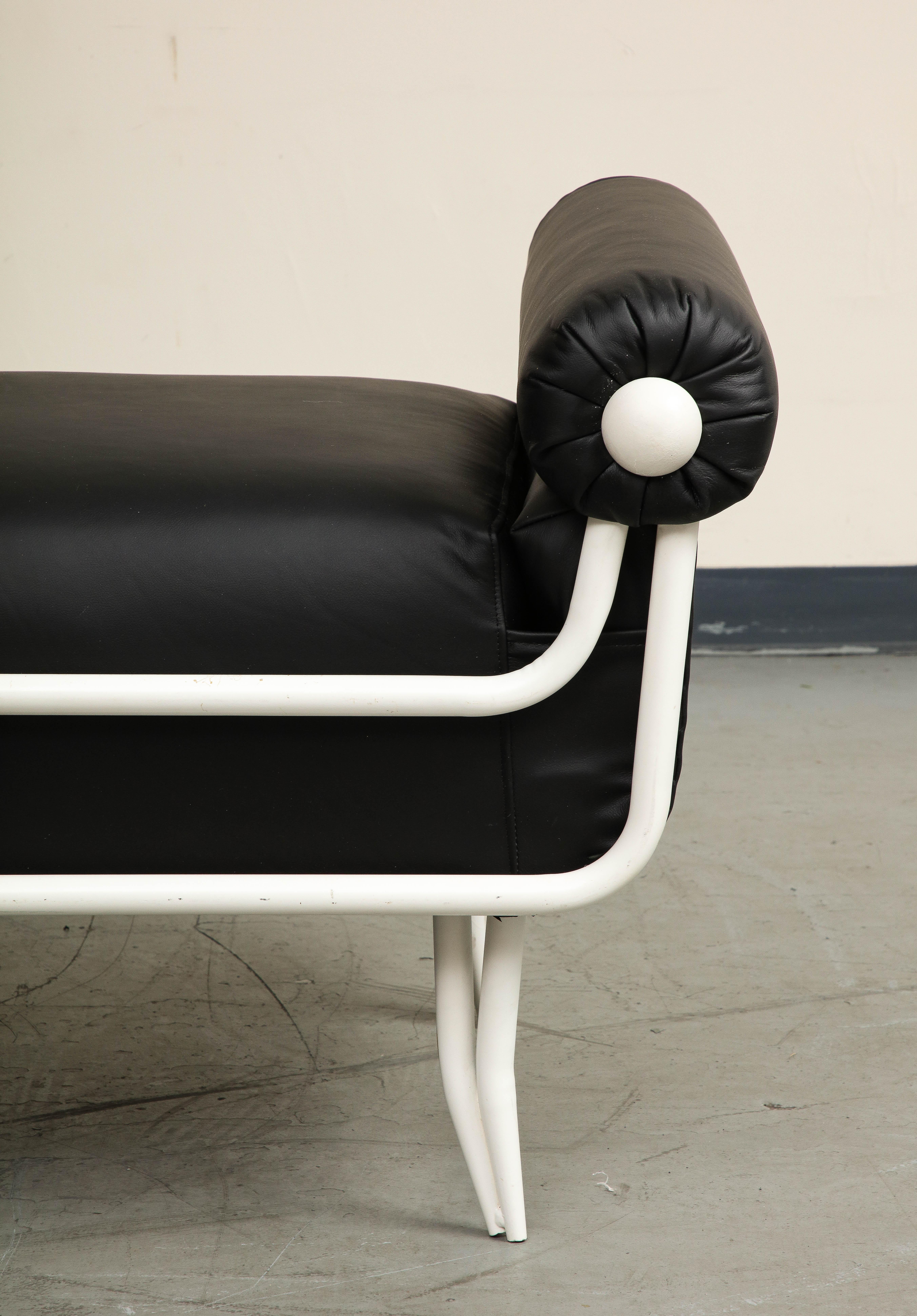 Französische 1960er Jahre Rene Prou Stil Weiß lackiert Eisen & Schwarzes Leder Daybed oder Bank im Angebot 8