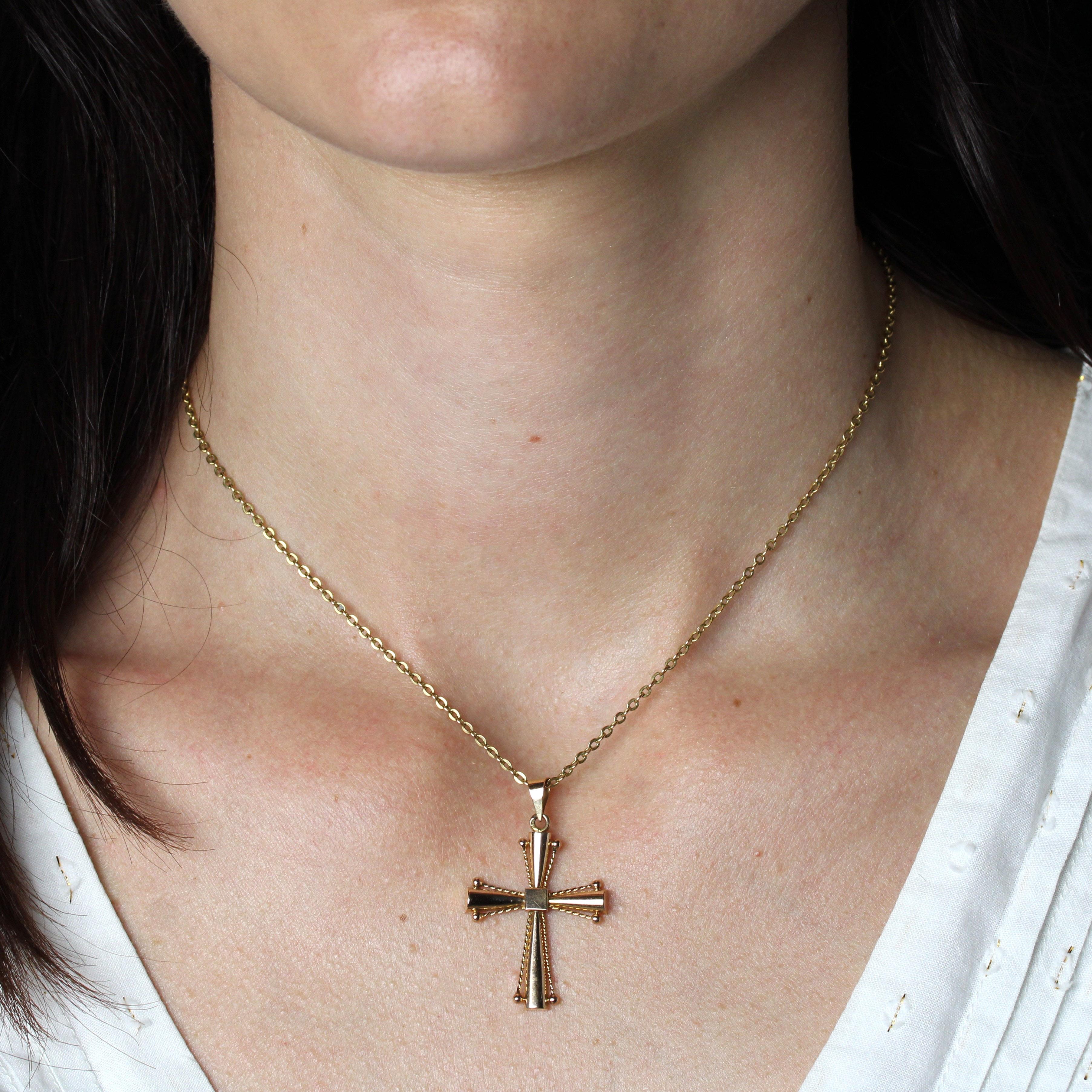 Cross in 18 karat rose gold, eagle head hallmark.
An ancient cross, it is edged with cords ending in gold beads on all its arms.
Pendant sold alone, without its presentation chain.
Height : 3.8 cm approximately, width : 2.3 cm approximately,