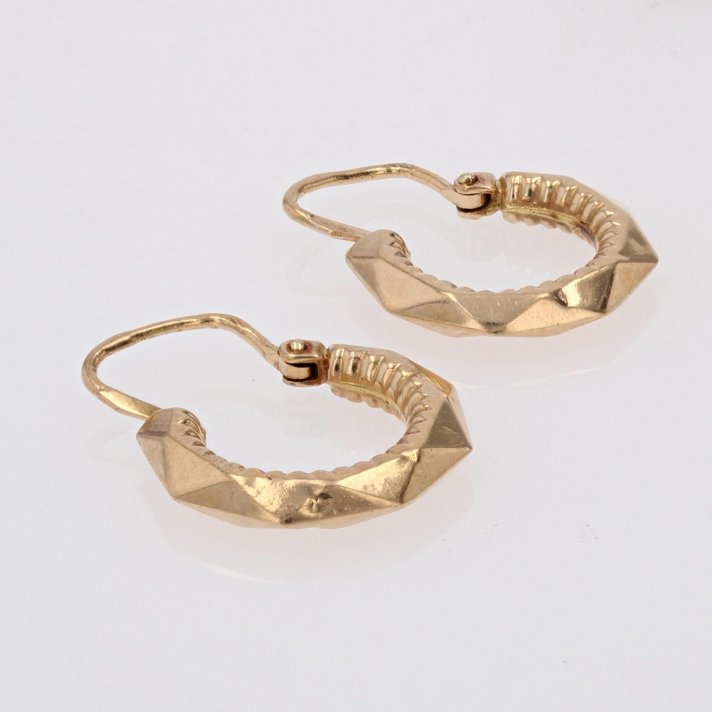 French 1960s Retro 18 Karat Rose Gold Faceted Chiseled Hoop Earrings In Good Condition In Poitiers, FR