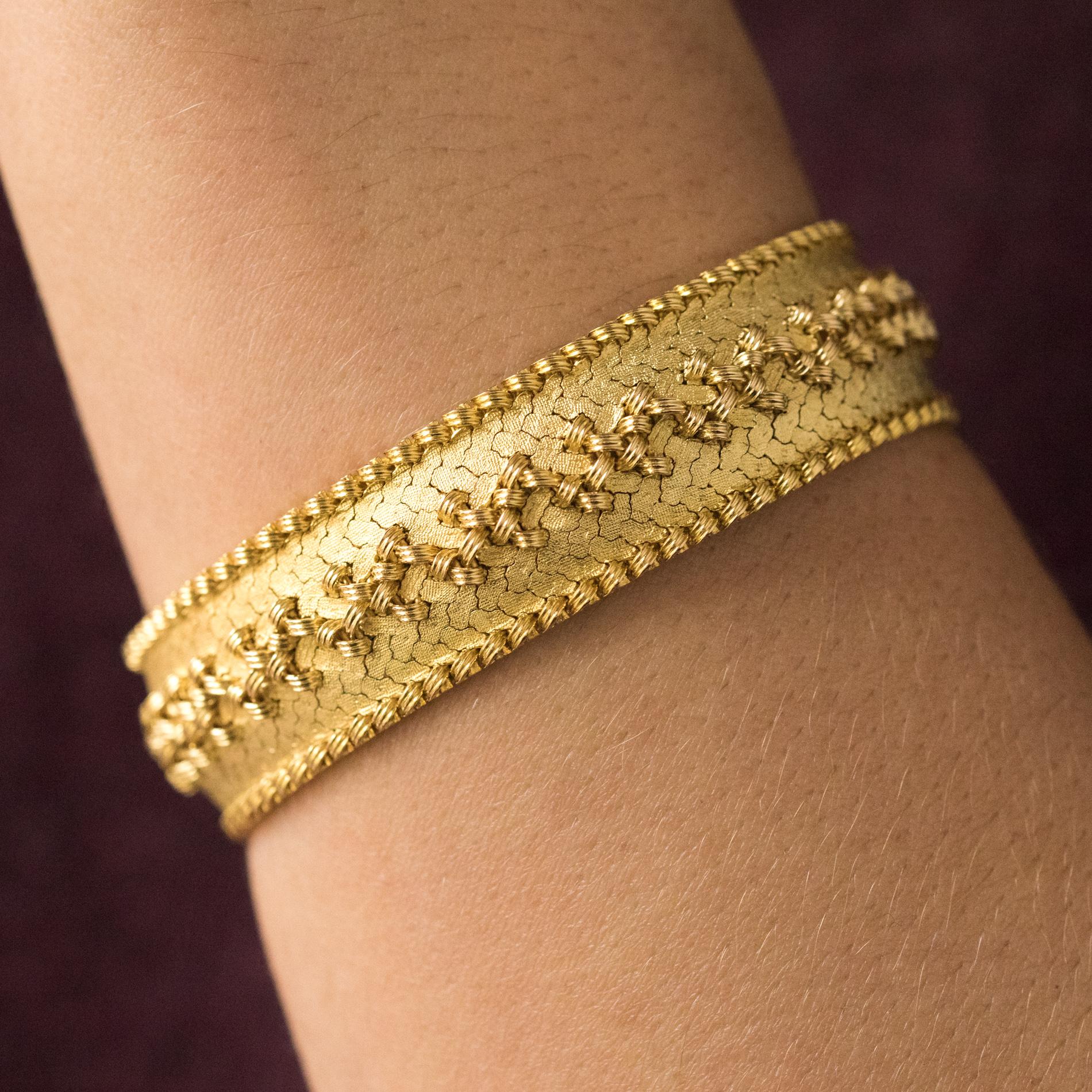 Bracelet in 18 karat yellow gold, eagle's head hallmark.
This charming, flexible retro gold bracelet is made of a Polish fabric mesh. The clasp has invisible safety slats when the bracelet is closed.
Length: 18.2 cm, width: 1.6 cm, thickness: 4.5