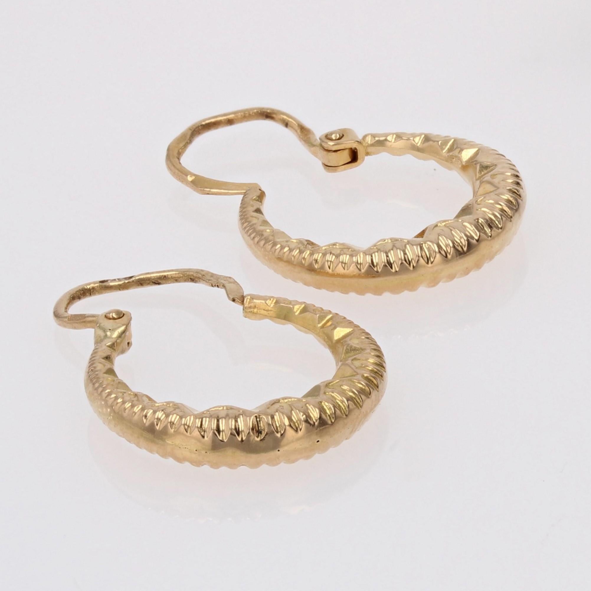 French 1960s Retro 18 Karat Yellow Gold Chiseled Hoop Earrings In Good Condition In Poitiers, FR