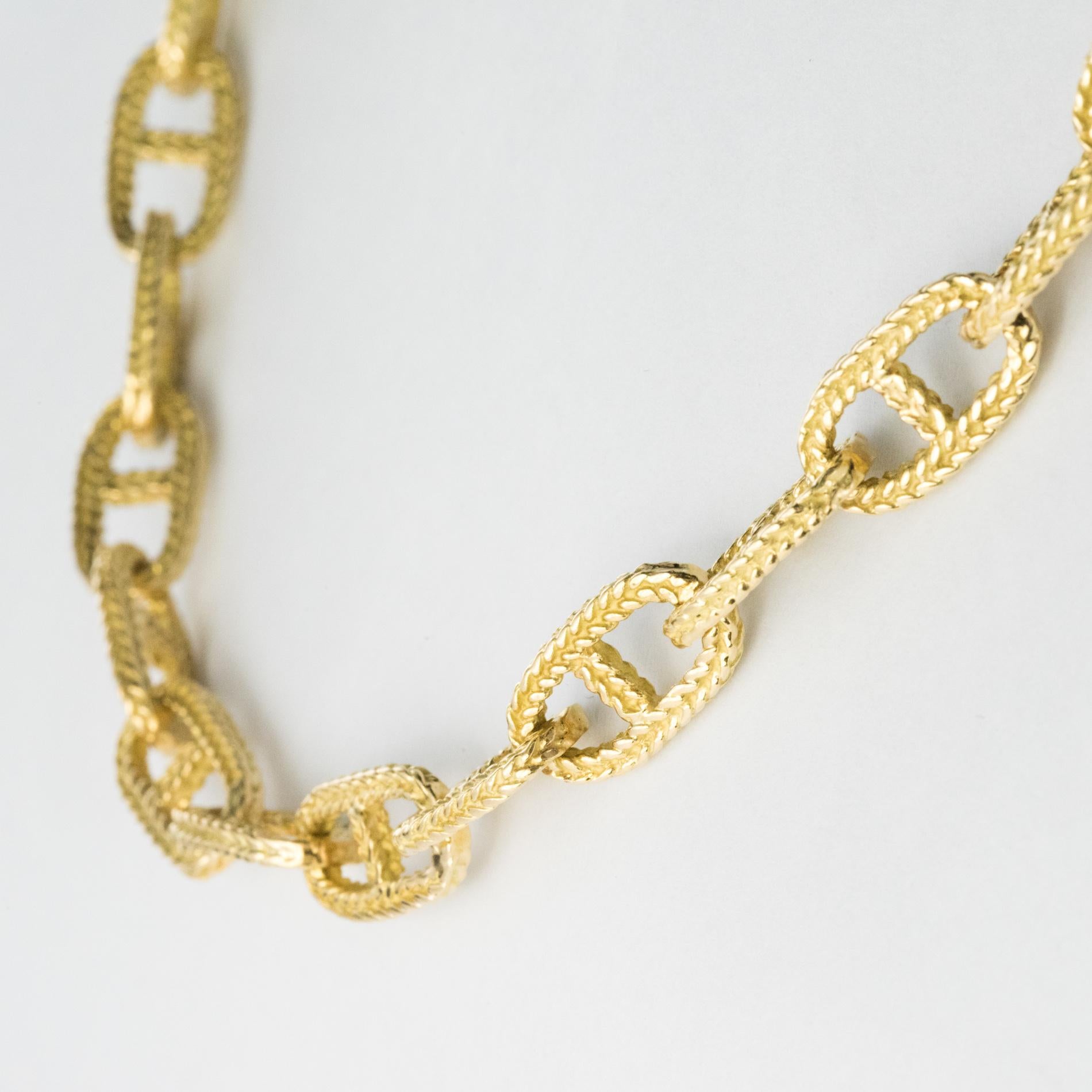 French 1960s Retro 18 Karat Yellow Gold Chiselled Navy Mesh Necklace In Good Condition In Poitiers, FR