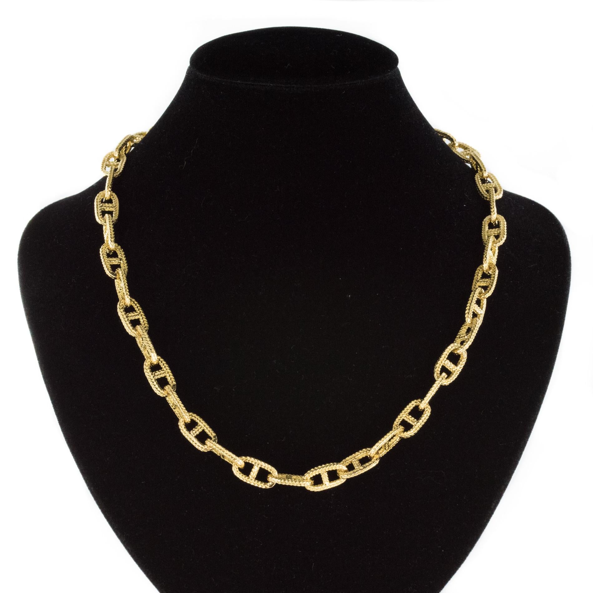 Women's French 1960s Retro 18 Karat Yellow Gold Chiselled Navy Mesh Necklace