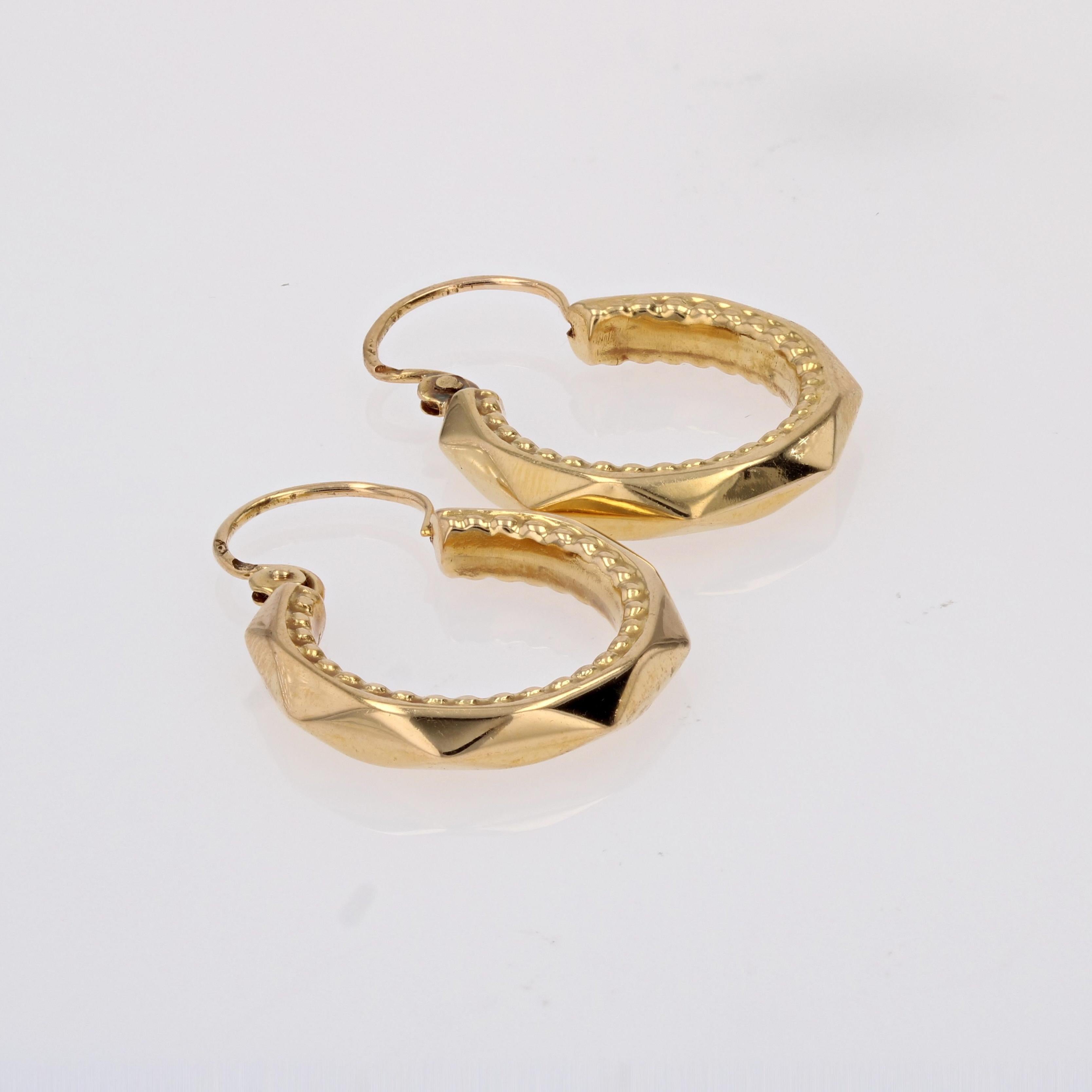 French 1960s Retro 18 Karat Yellow Gold Faceted Chiseled Hoop Earrings In Good Condition In Poitiers, FR