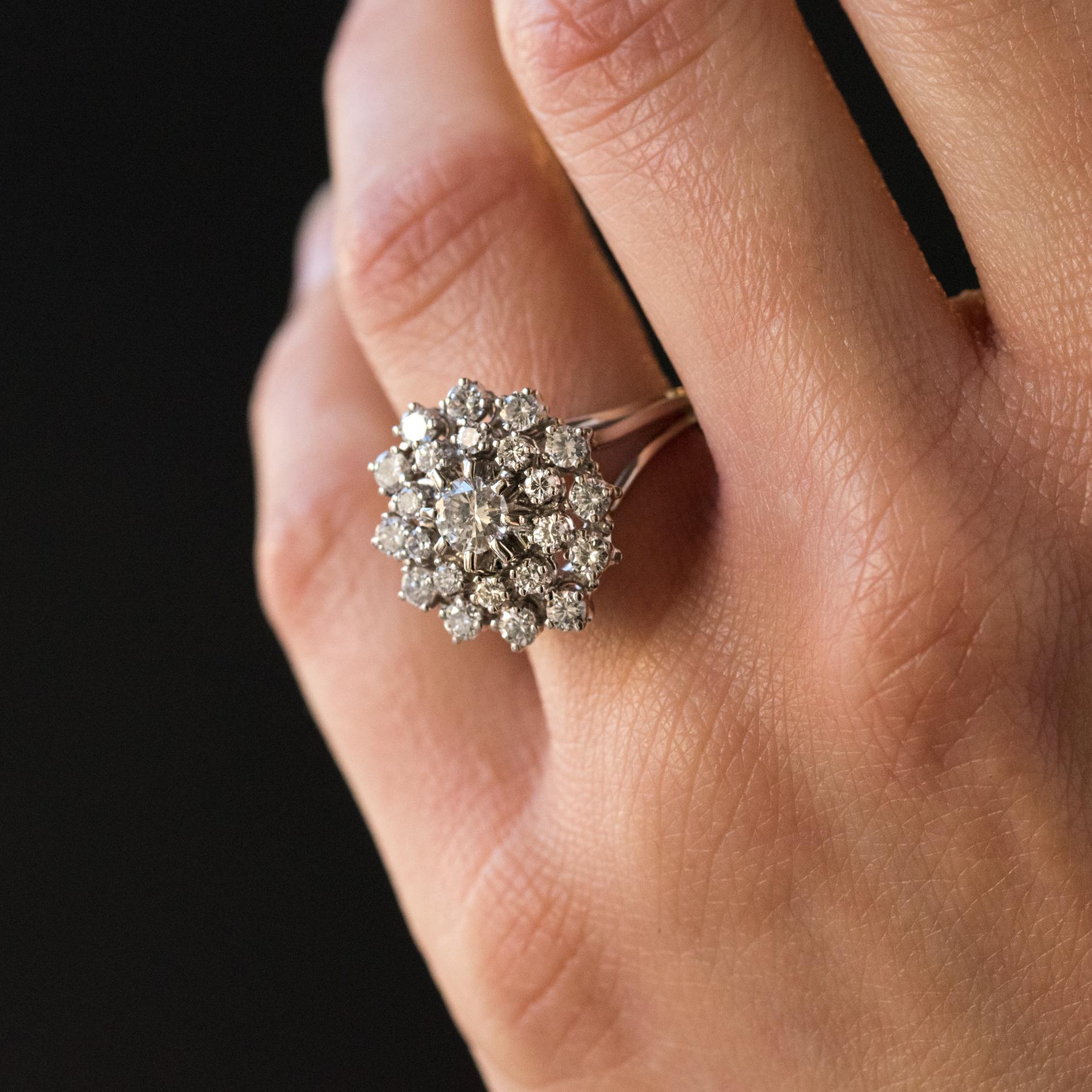 French 1960s Retro 18 Karat White Gold Diamond Cluster Ring In Excellent Condition In Poitiers, FR