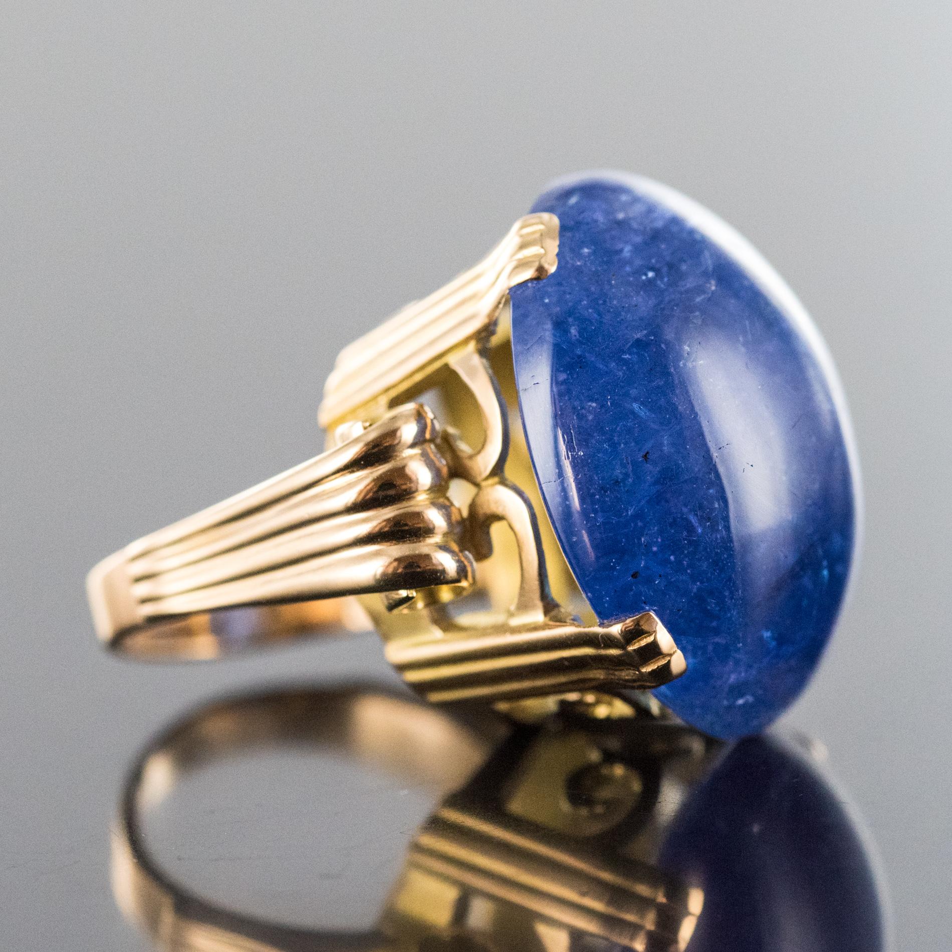 French 1960s Retro 49.20 Carat Tanzanite 18 Karat Yellow Gold Ring In Excellent Condition In Poitiers, FR