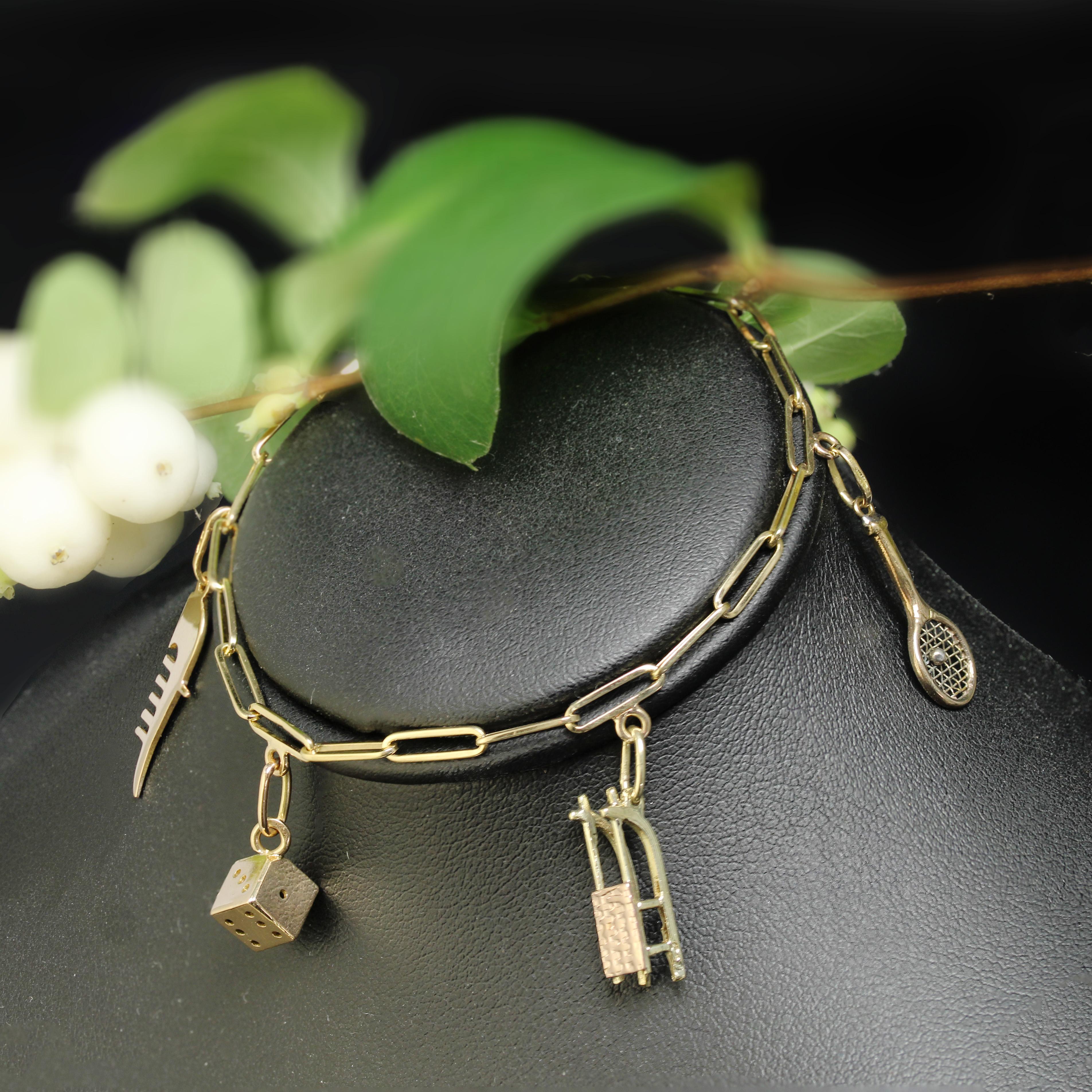 French 1960s Retro Charms 18 karat Yellow Gold Figaro Mesh Bracelet For Sale 6