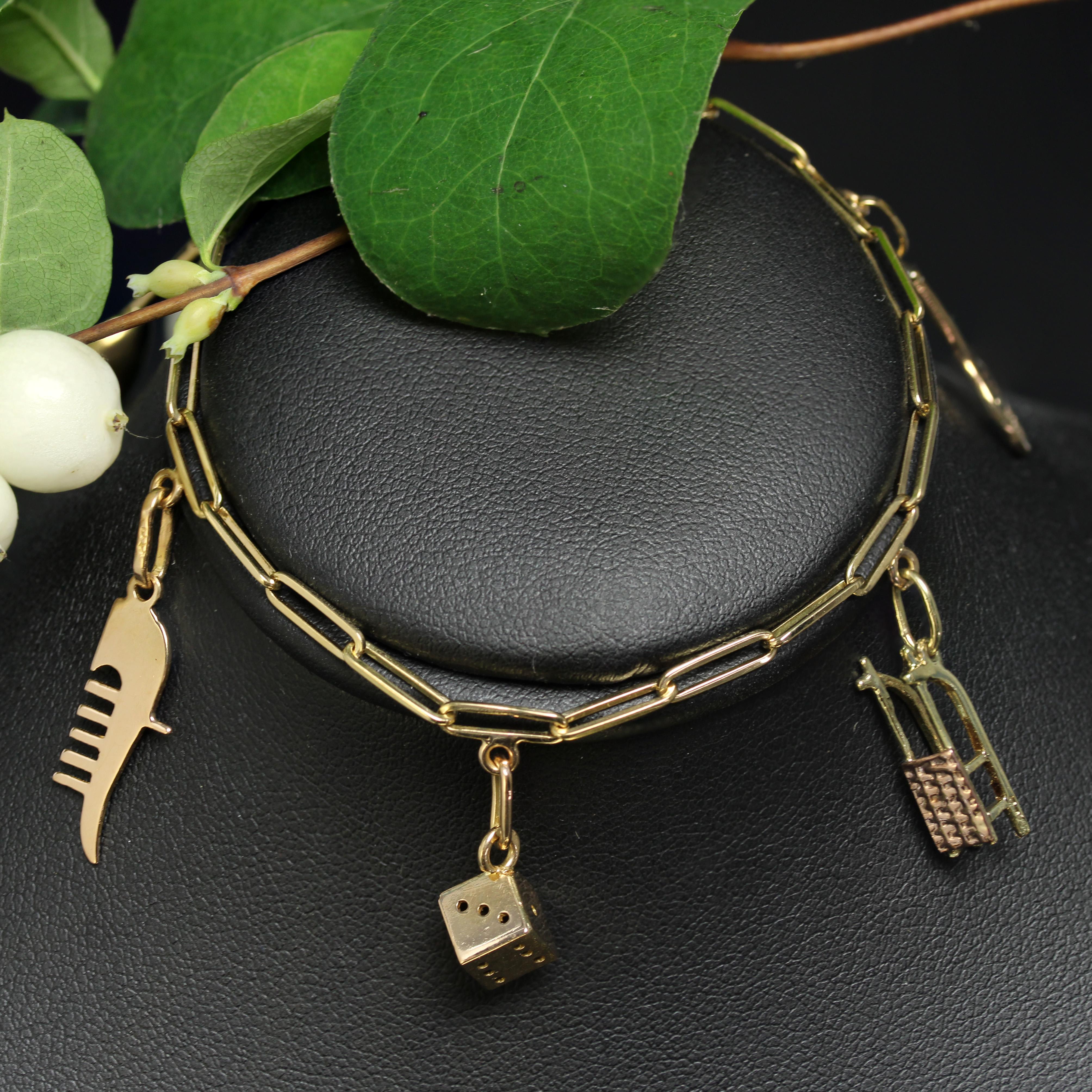 French 1960s Retro Charms 18 karat Yellow Gold Figaro Mesh Bracelet In Good Condition For Sale In Poitiers, FR