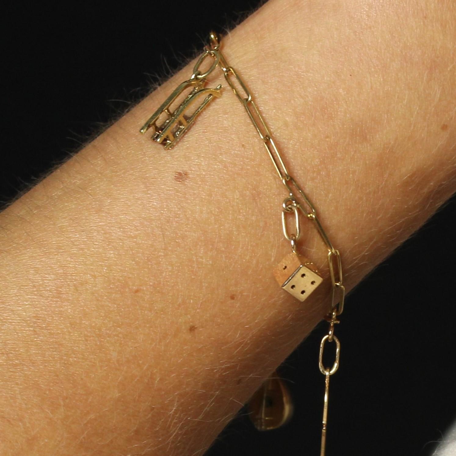French 1960s Retro Charms 18 karat Yellow Gold Figaro Mesh Bracelet For Sale 4