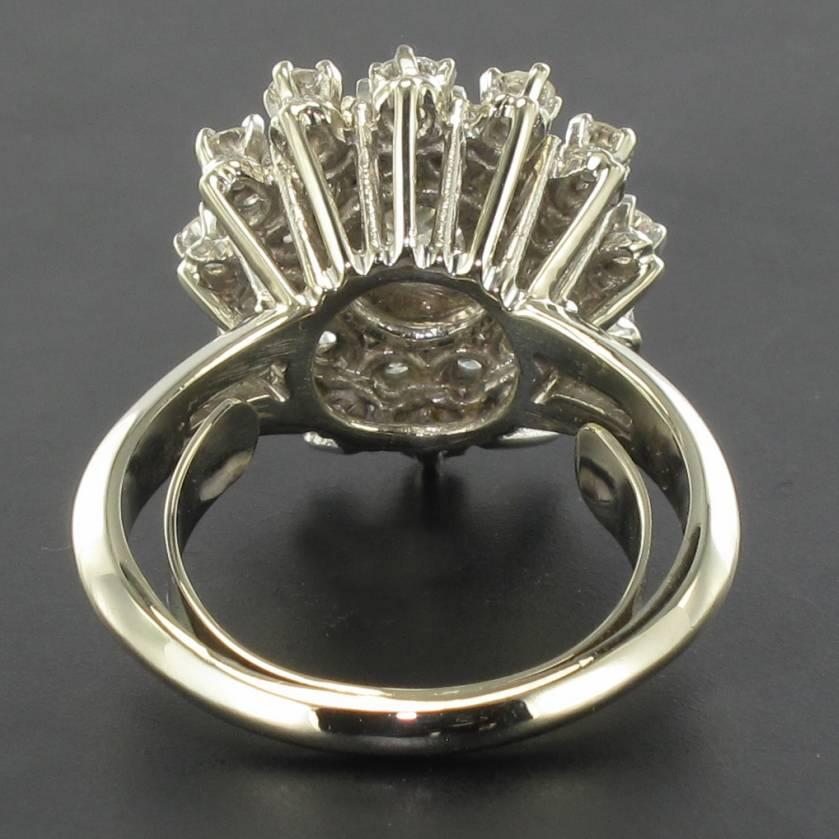 French 1960s Retro Cluster 18K White Gold 1.13 Carat Diamond Ring In Excellent Condition In Poitiers, FR