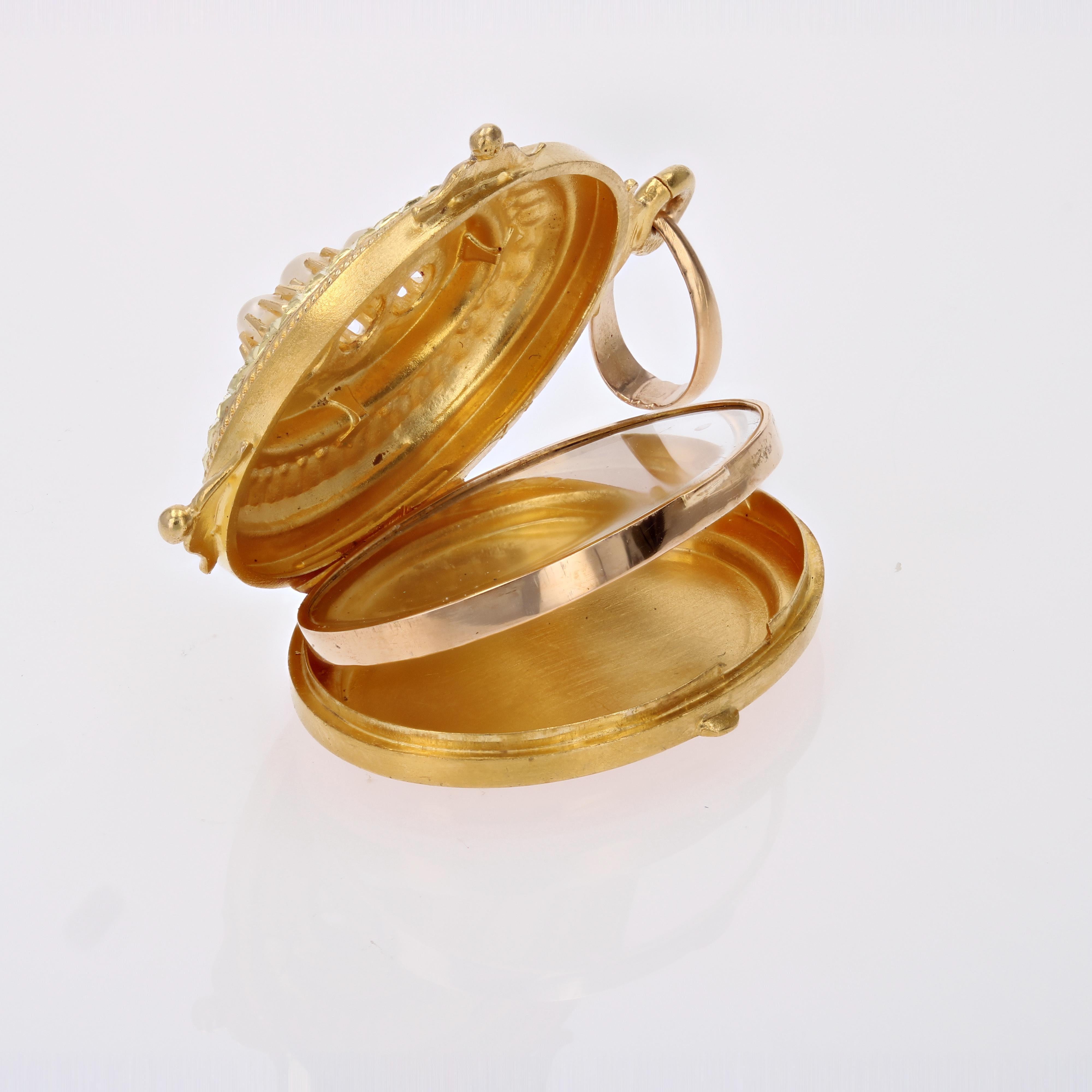 Französische Retro-Zuchtperlen-Medaillon-Anhänger aus 18 Karat Gelbgold mit Zuchtperlen, 1960er Jahre im Zustand „Gut“ in Poitiers, FR