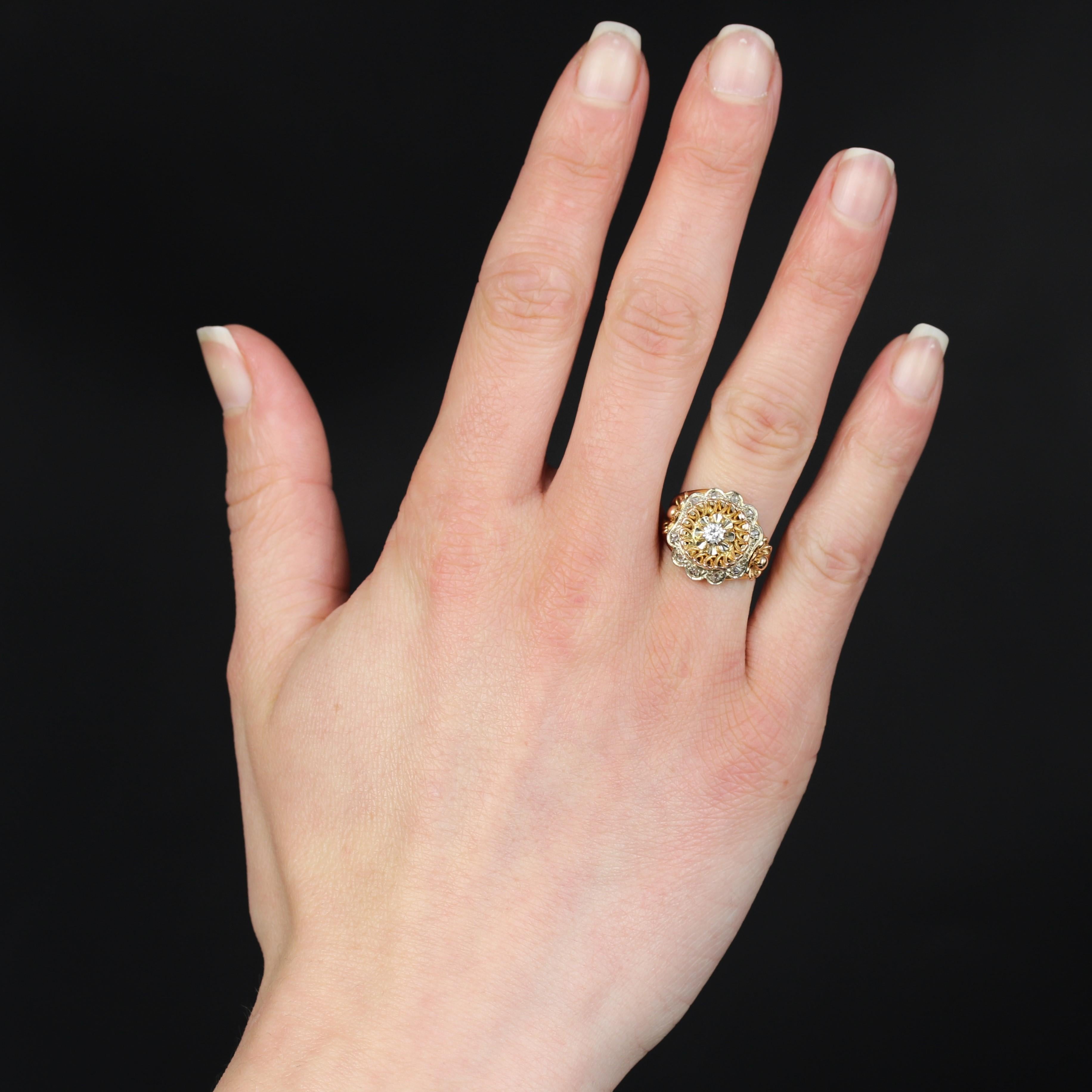 Ring aus 18 Karat Rosé- und Weißgold, Adlerkopfpunze.
Dieser Ring im Vintage-Stil zeichnet sich durch eine runde, durchbrochene Fassung eines modernen Diamanten im Brillantschliff aus, der in Krallen in einem Kranz aus Golddrähten gehalten wird. Das