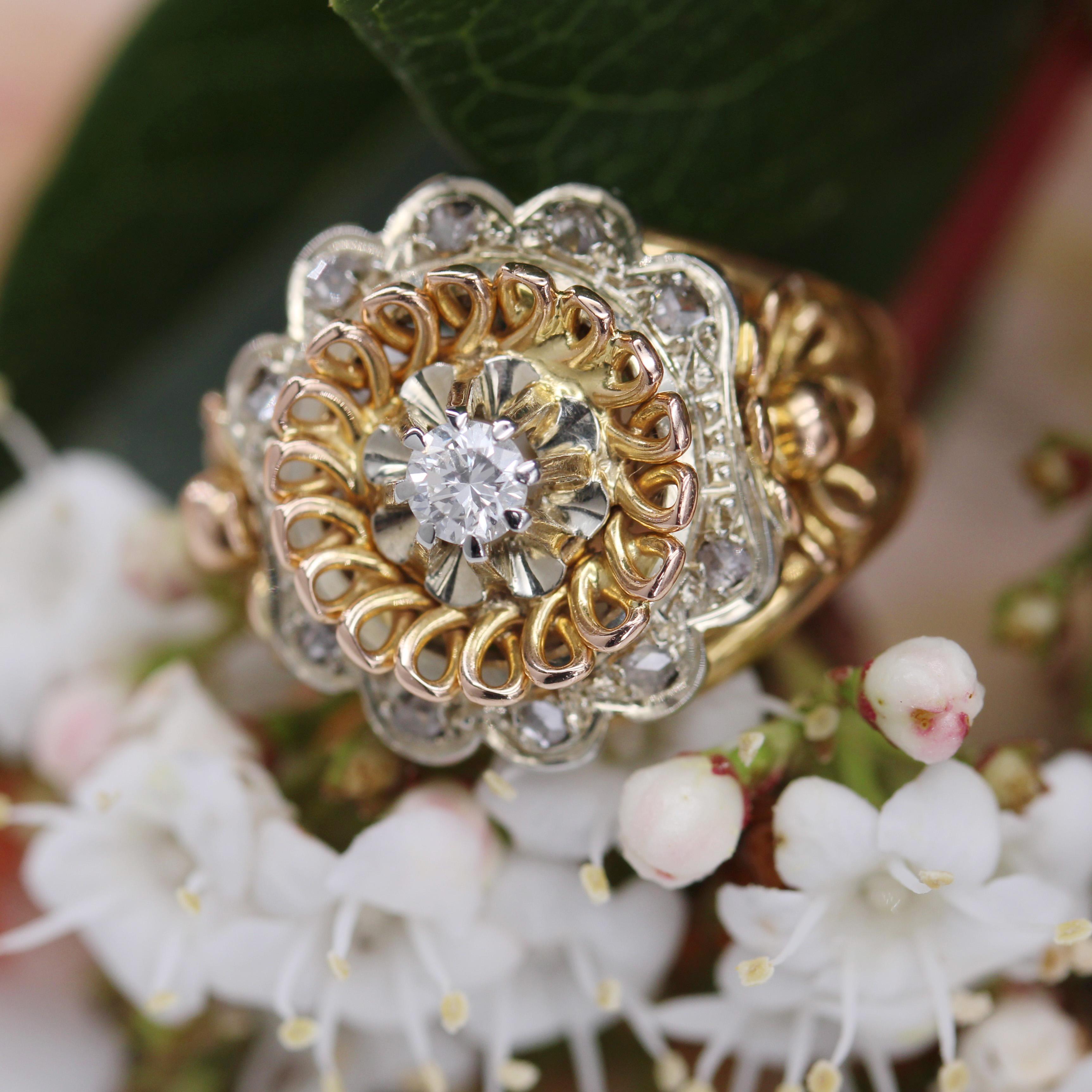 Rétro Bague marguerite ajourée en or rose blanc 18 carats, diamant rétro français des années 1960 en vente