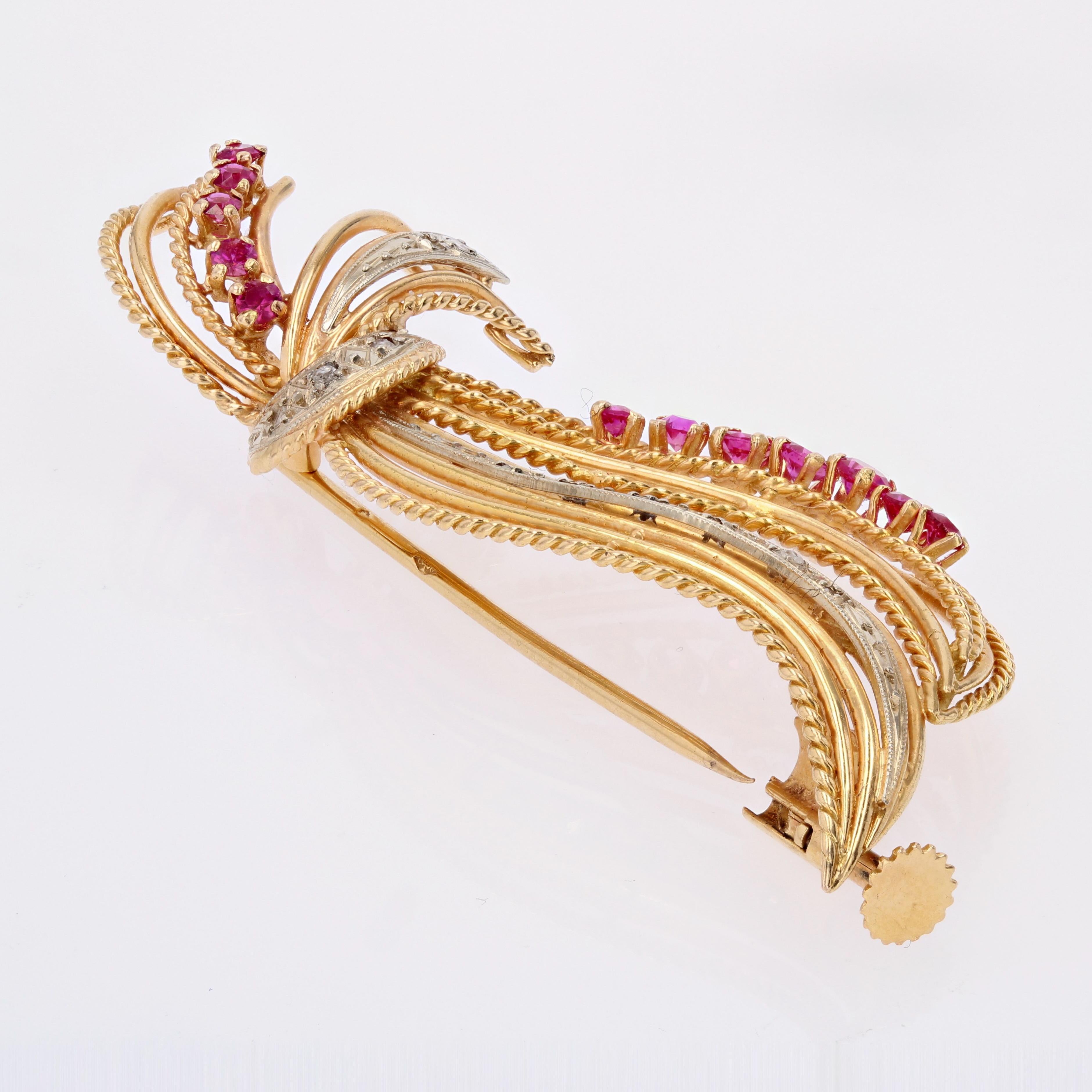 Broche rétro française des années 1960 en or jaune 18 carats avec rubis et diamants Pour femmes en vente