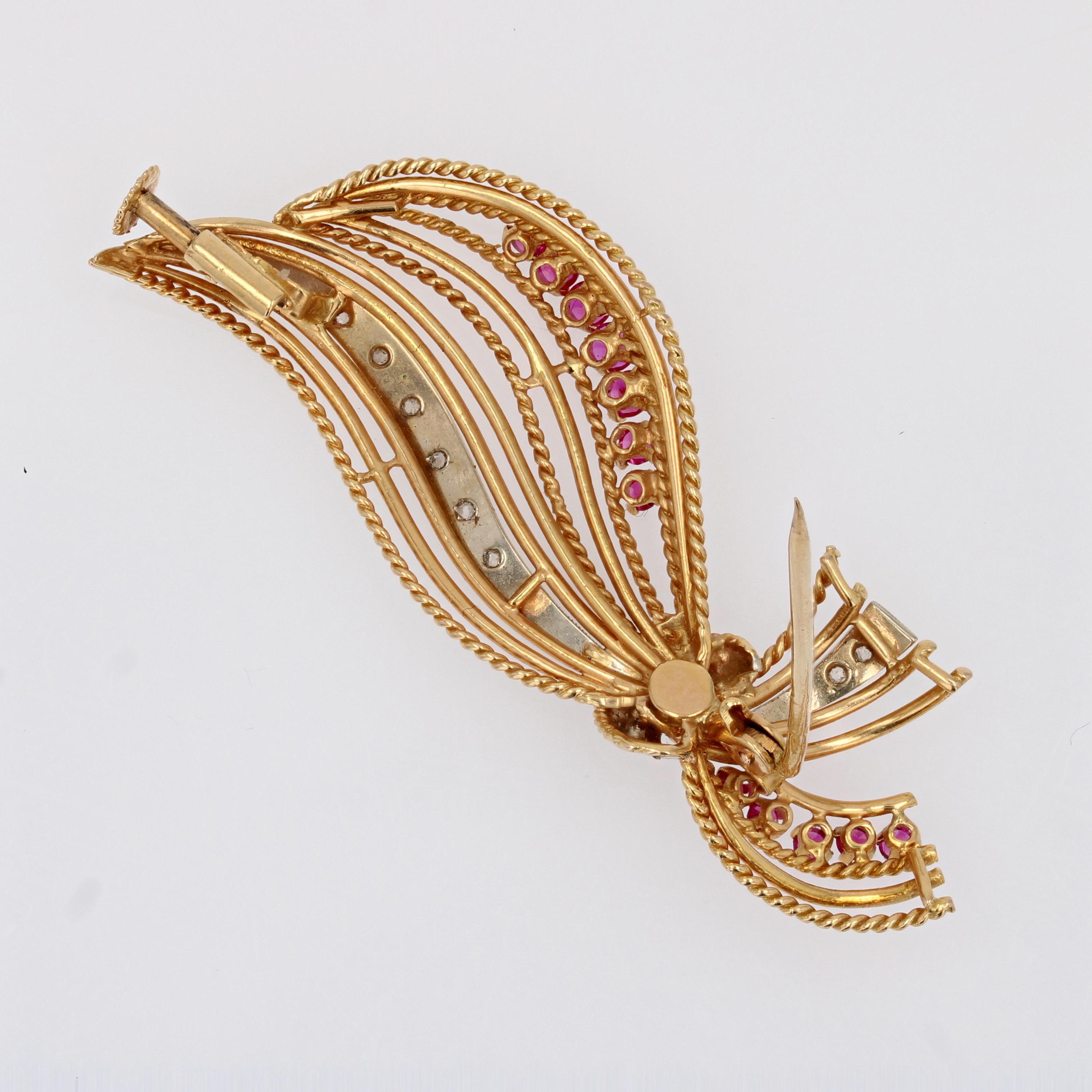 Broche rétro française des années 1960 en or jaune 18 carats avec rubis et diamants en vente 3