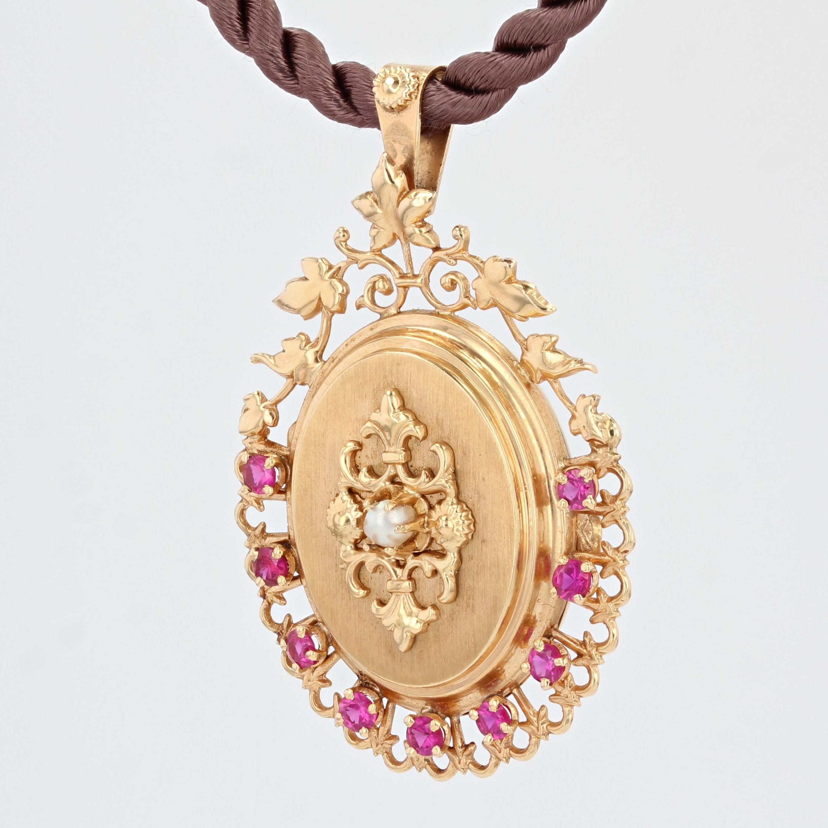 Pendentif médaillon français en or rose 18 carats avec perles de culture et rubis, années 1960 Pour femmes en vente