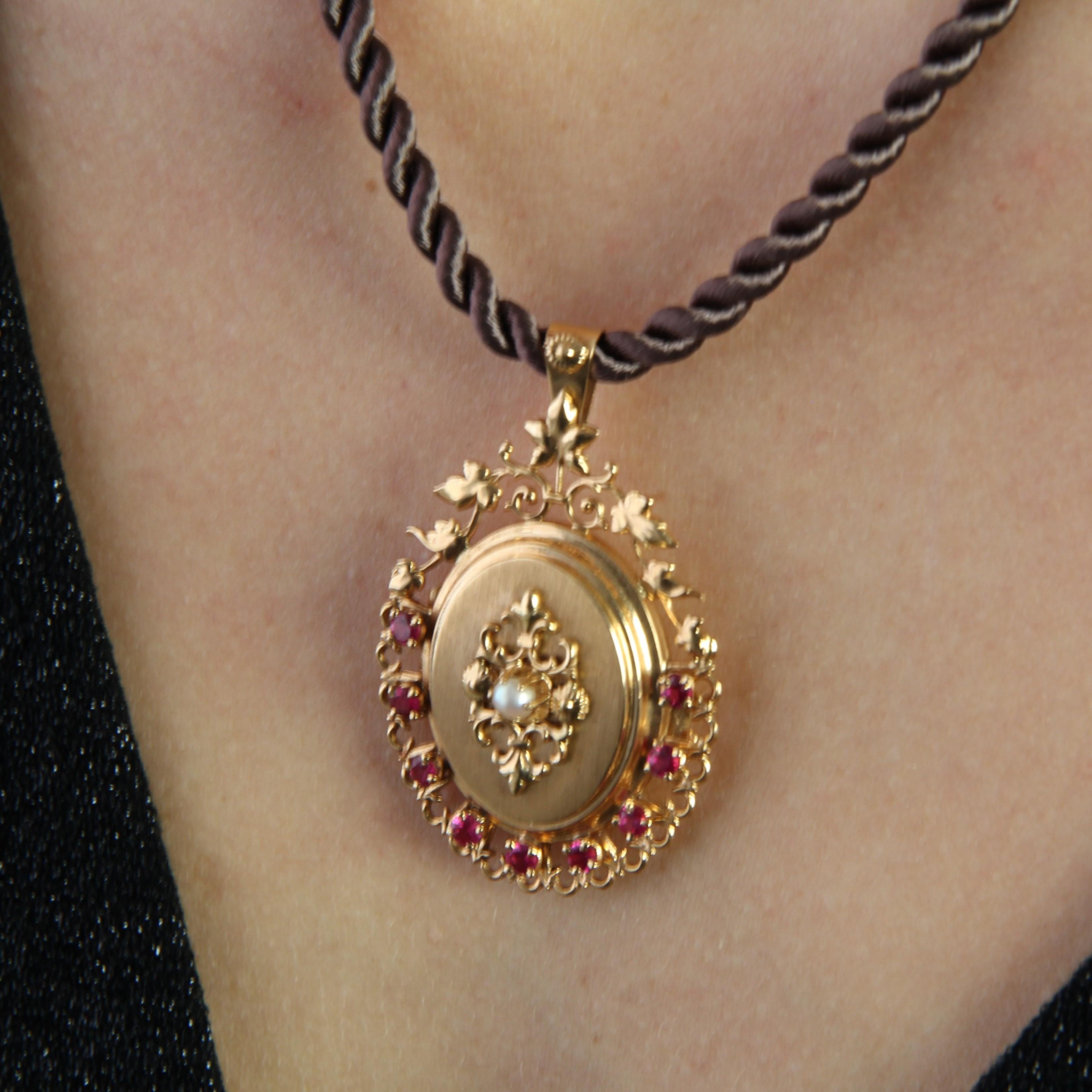 French, 1960s, Ruby Cultured Pearl 18 Karat Rose Gold Locket Pendant For Sale 1