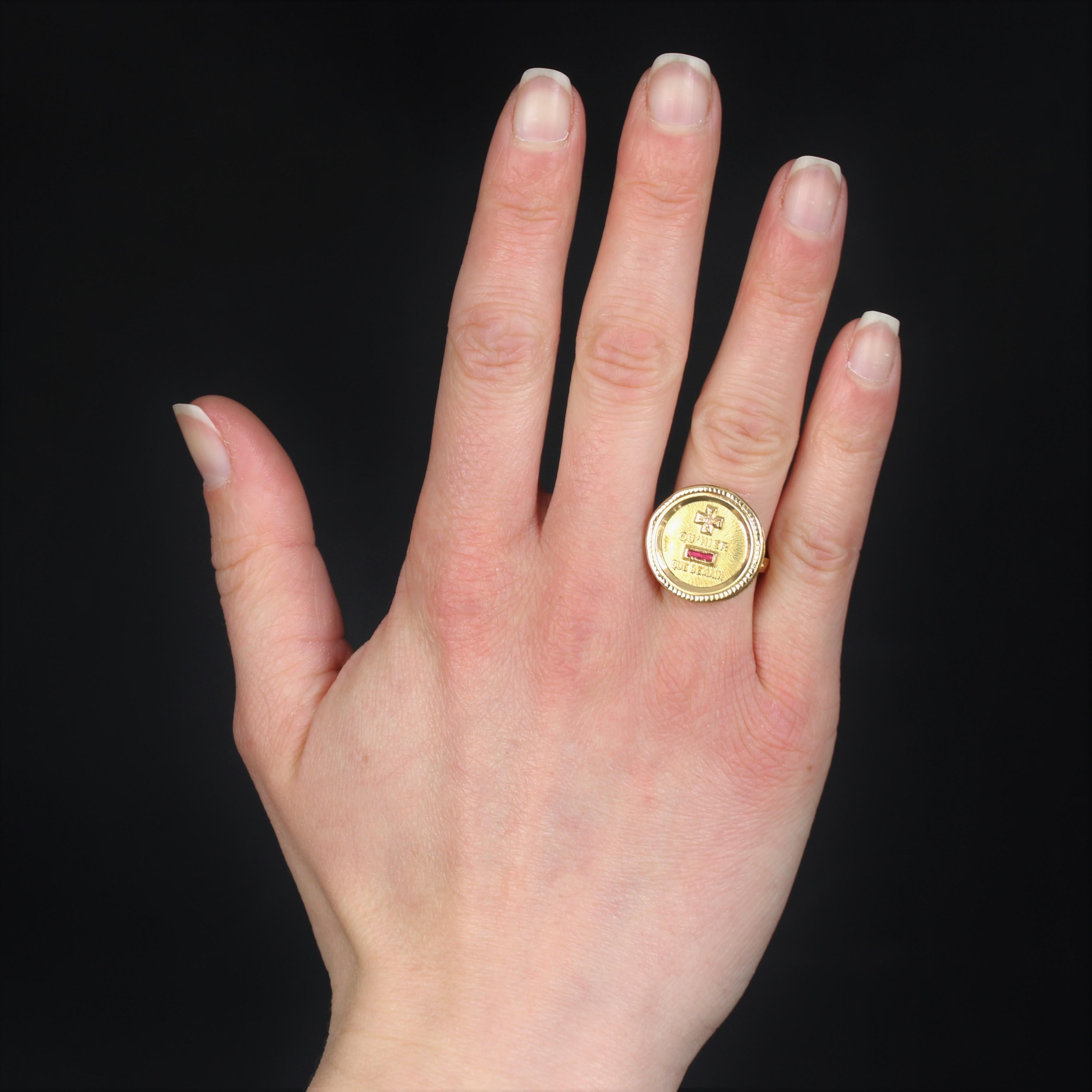 Ring in 18 karat yellow gold, eagle head hallmark.
Yellow gold ring, it is composed of the medal of love 