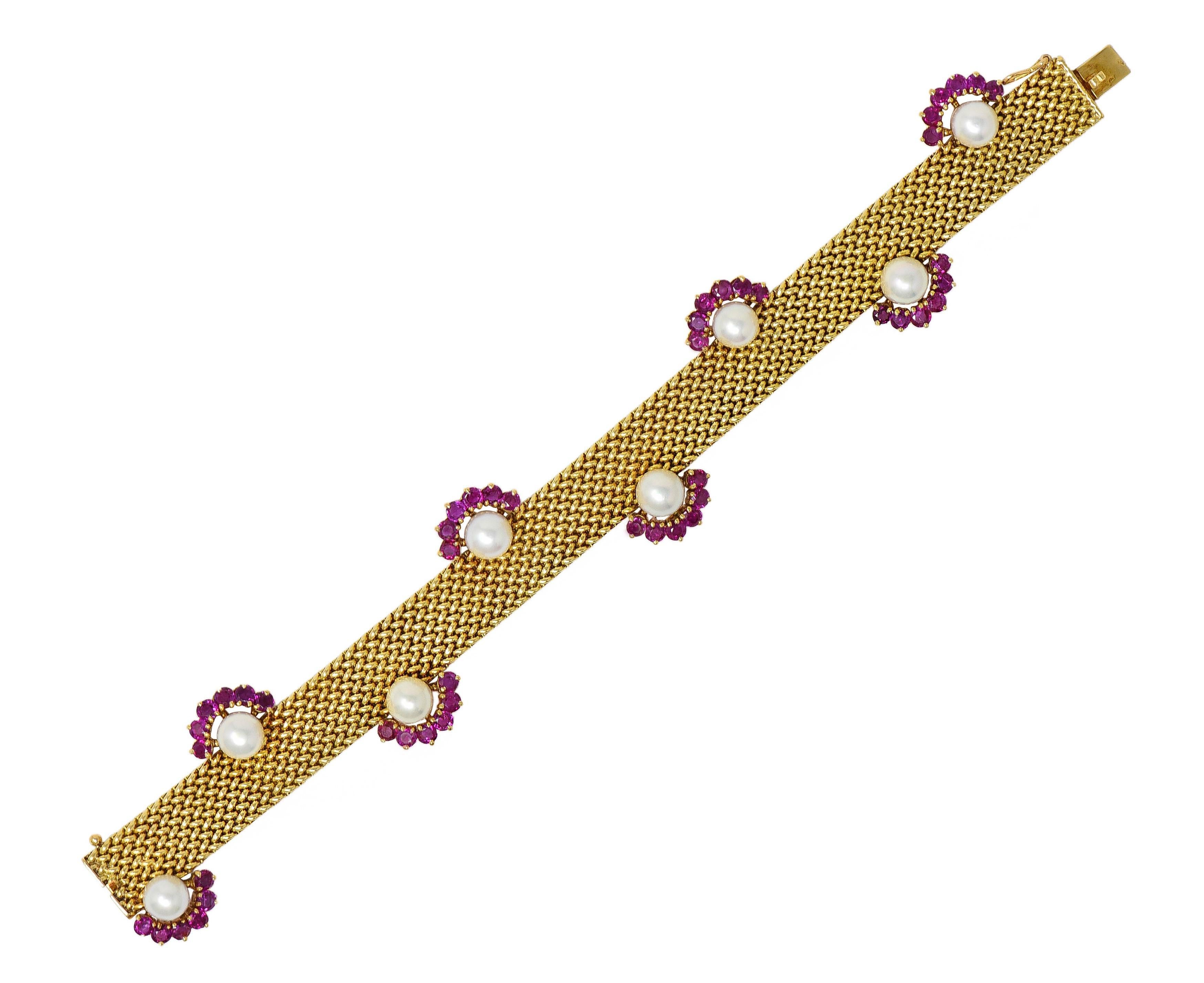 Taille ronde Bracelet vintage tissé en or jaune 18 carats, perles et rubis, France, années 1960 en vente