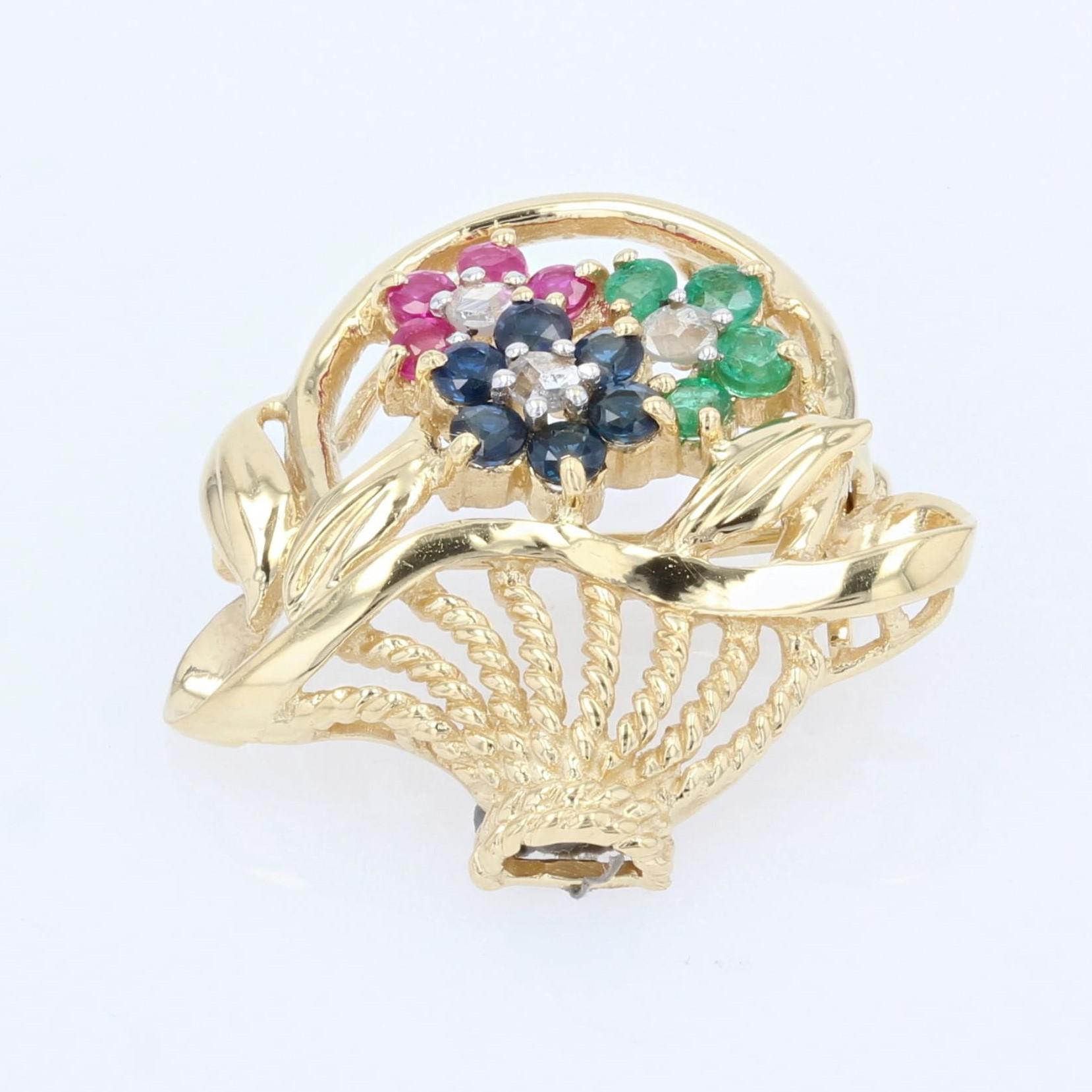 Taille ronde Broche Bouquet en or jaune 18 carats Rubis Saphir Emeraude des années 1960 en vente