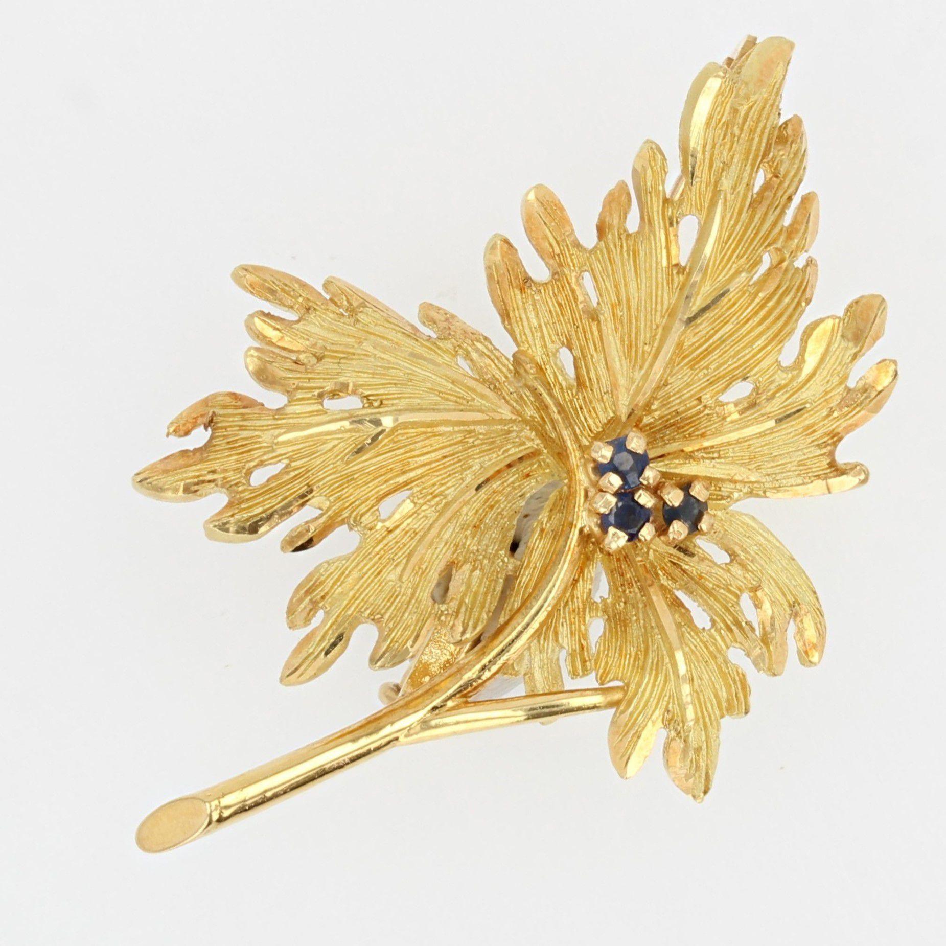 Retro French 1960s Sapphire 18 Karat Yellow Gold Leaf Brooch For Sale