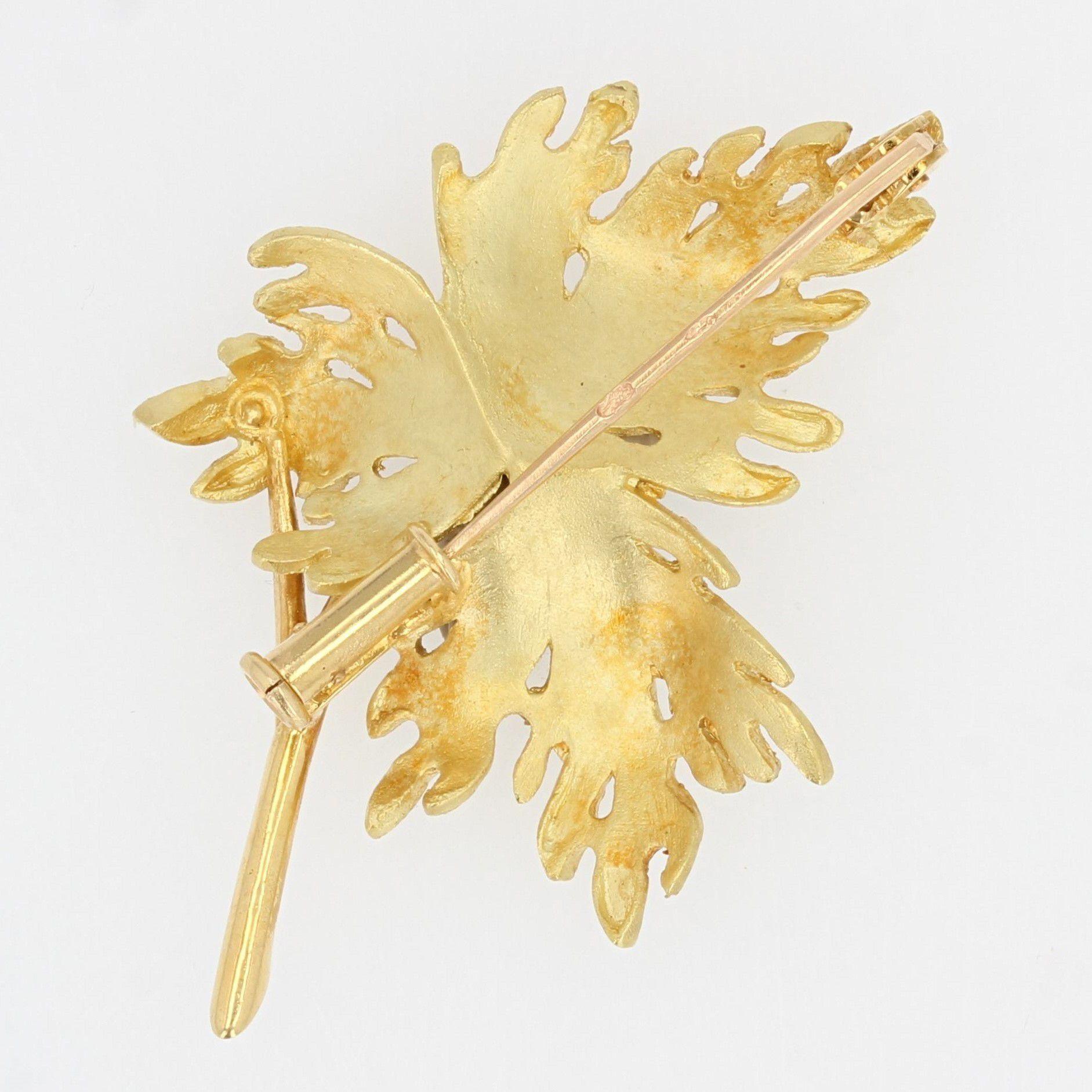 Round Cut French 1960s Sapphire 18 Karat Yellow Gold Leaf Brooch
