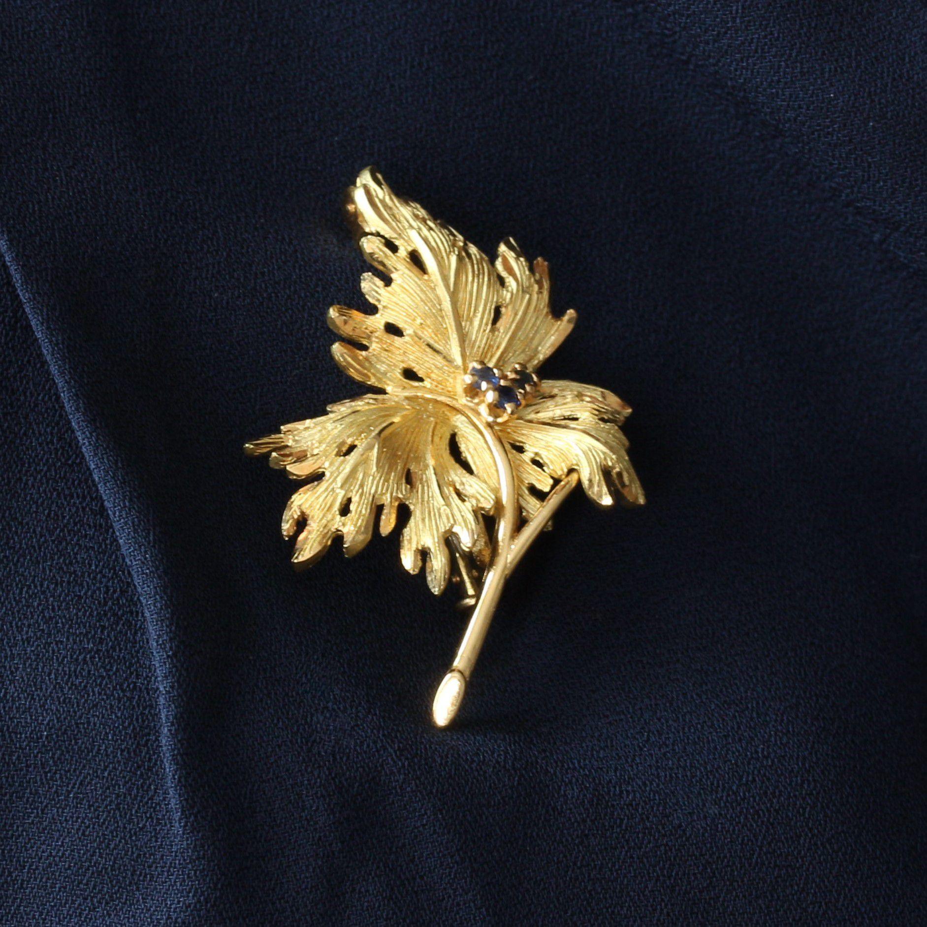 French 1960s Sapphire 18 Karat Yellow Gold Leaf Brooch In Good Condition For Sale In Poitiers, FR
