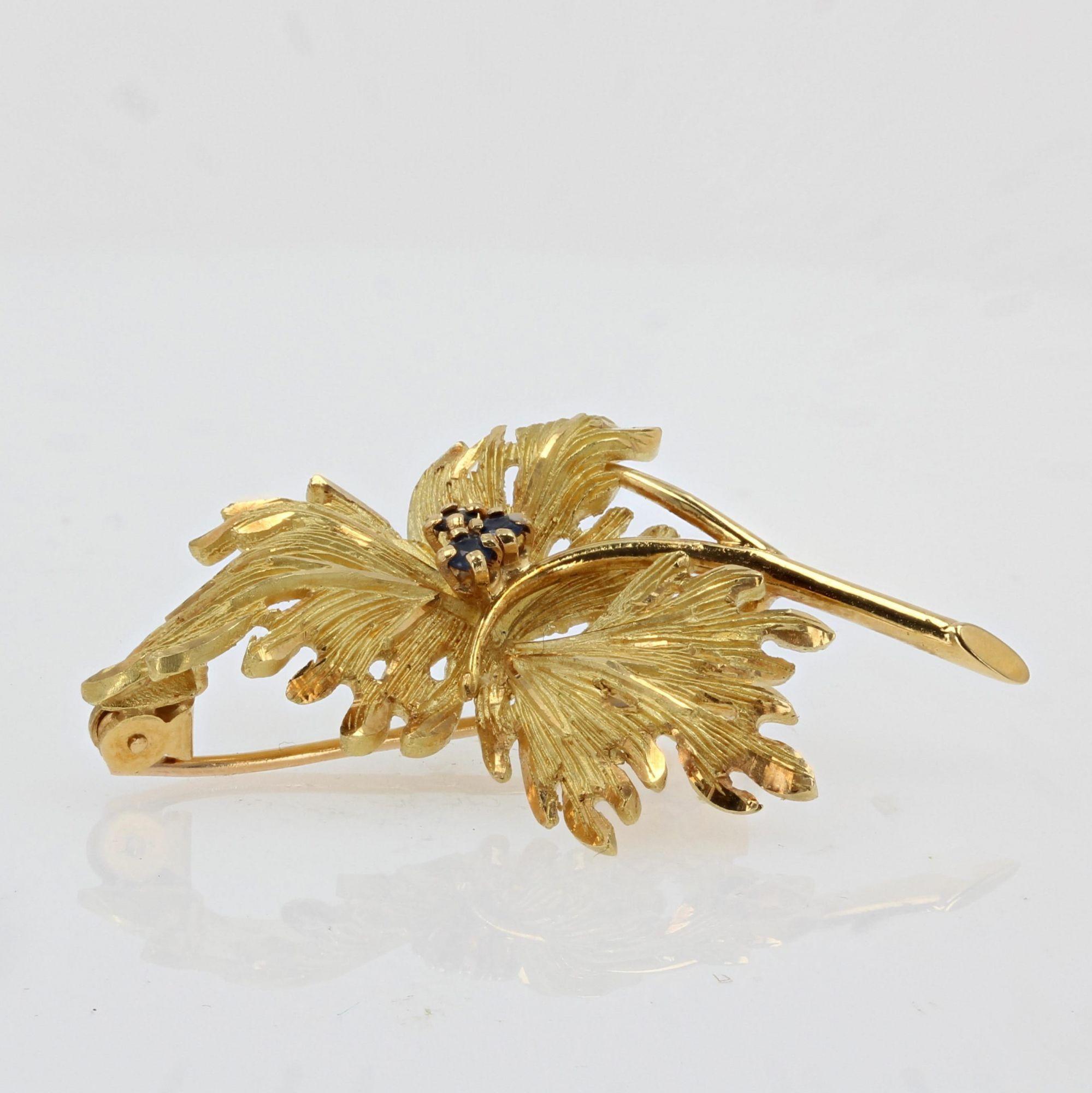 Women's French 1960s Sapphire 18 Karat Yellow Gold Leaf Brooch For Sale