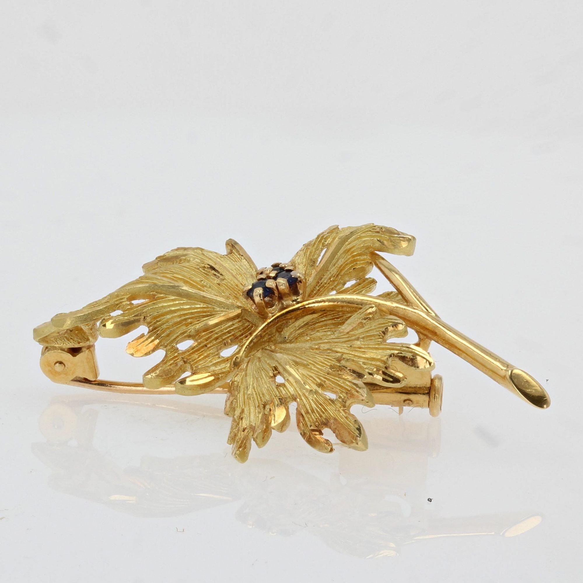 French 1960s Sapphire 18 Karat Yellow Gold Leaf Brooch For Sale 1