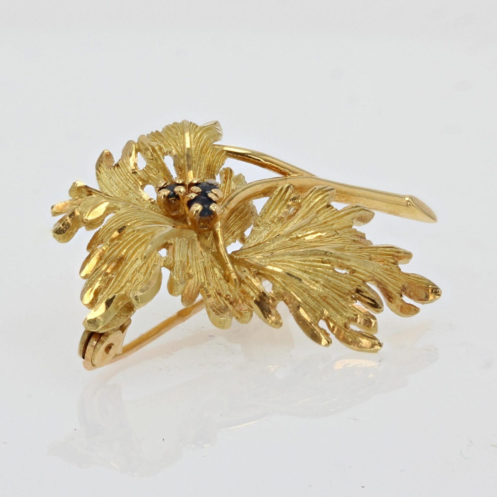 French 1960s Sapphire 18 Karat Yellow Gold Leaf Brooch For Sale 3