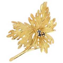 Französische 1960er Jahre Saphir 18 Karat Gelbgold Blatt Brosche