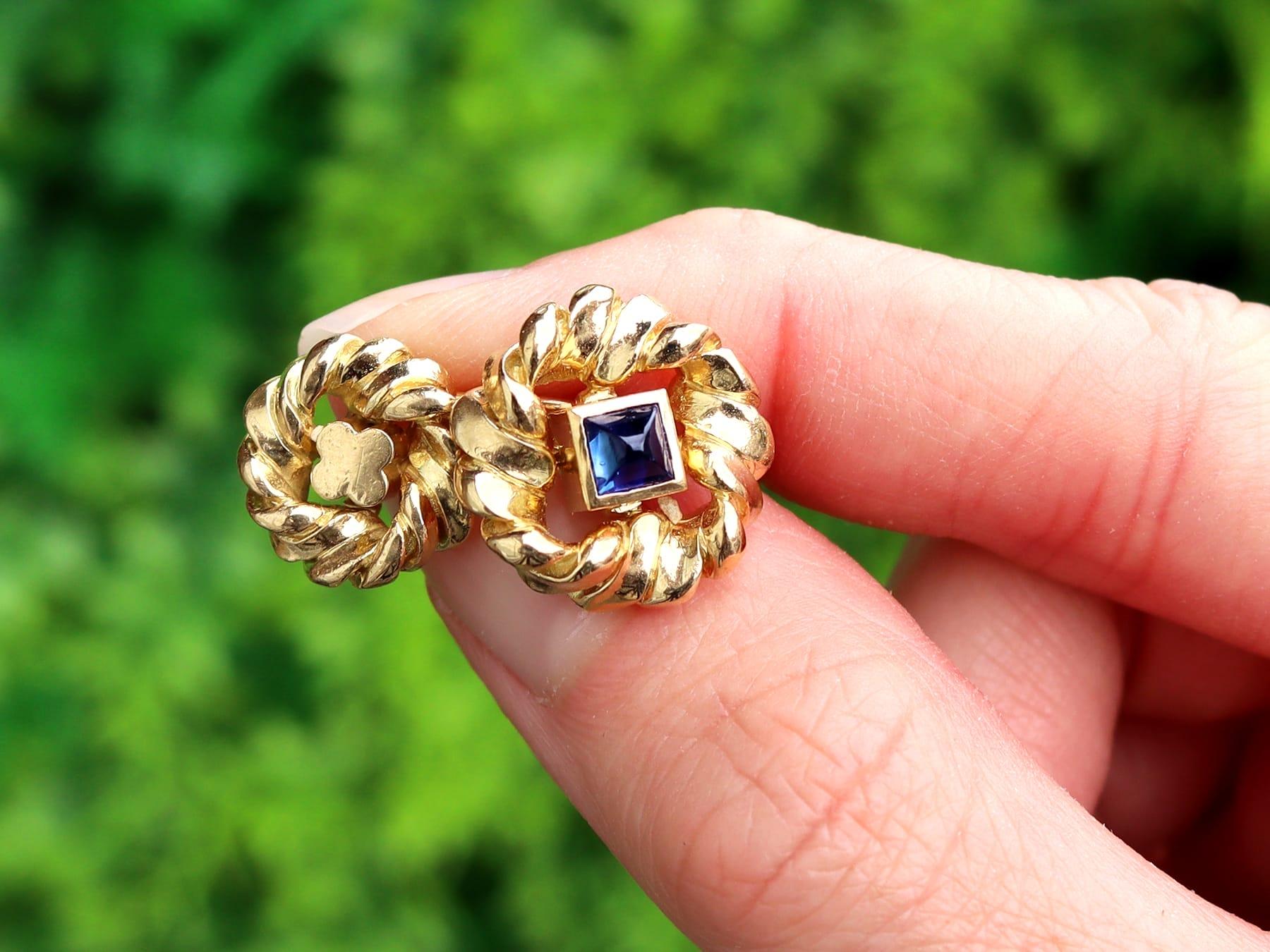 Una raffinata e impressionante coppia di gemelli in oro giallo di Van Cleef & Arpels, con zaffiro blu da 0,60 carati e oro giallo da 18 carati, che fa parte delle nostre diverse collezioni di gioielli con zaffiri e di gioielli di proprietà. 

Questi