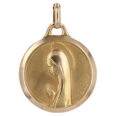 Médaille française des années 1960 signée Augis en or jaune 18 carats Virgin Mary Lady of Lourdes