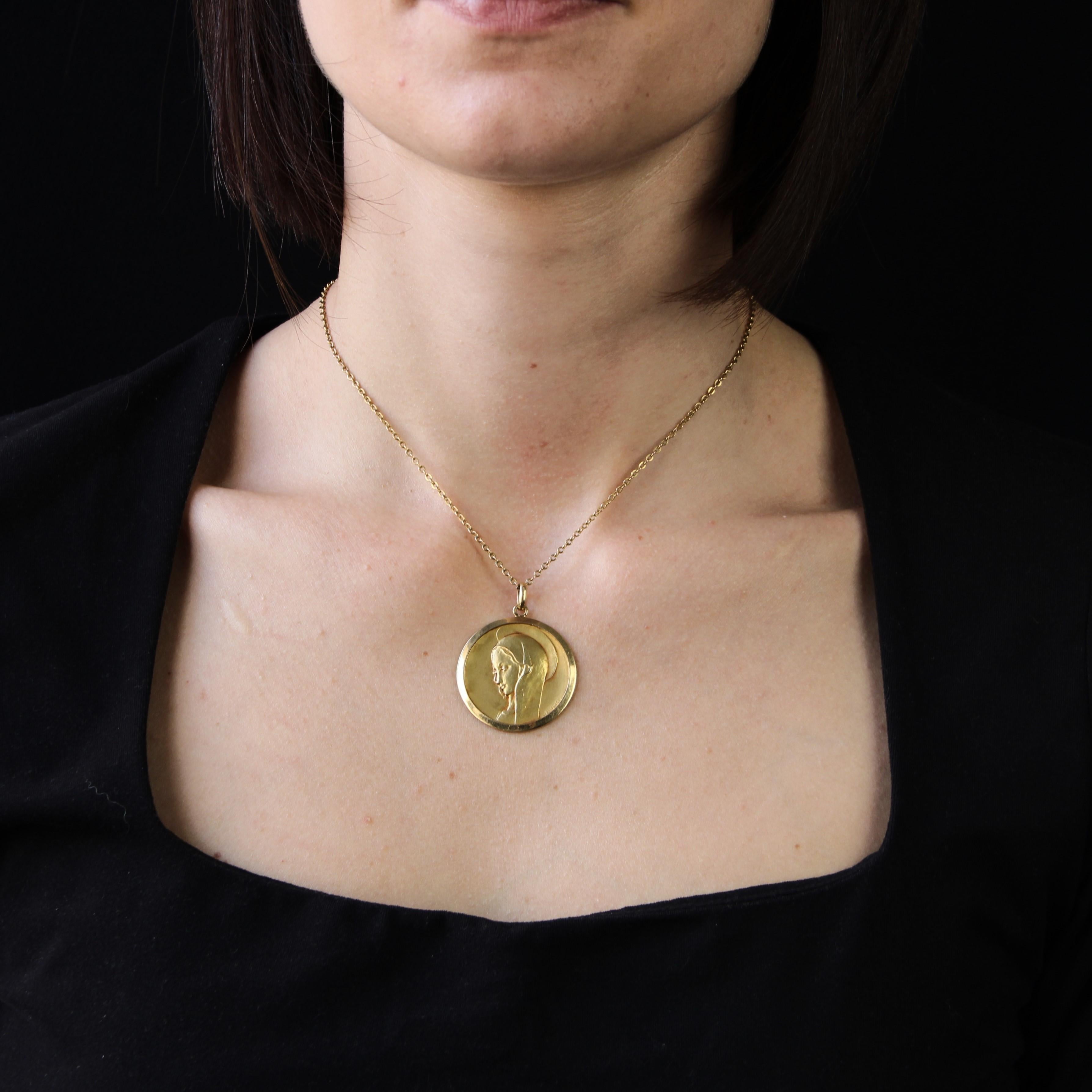 Medaille aus 18 Karat Gelbgold, Adlerkopfpunze.
Eine bedeutende antike Medaille, die das Profil der mit einem Heiligenschein versehenen Jungfrau Maria zeigt. Die Rückseite ist mit verschlungenen Initialen graviert.
Unterschrieben Bauchy.
Der