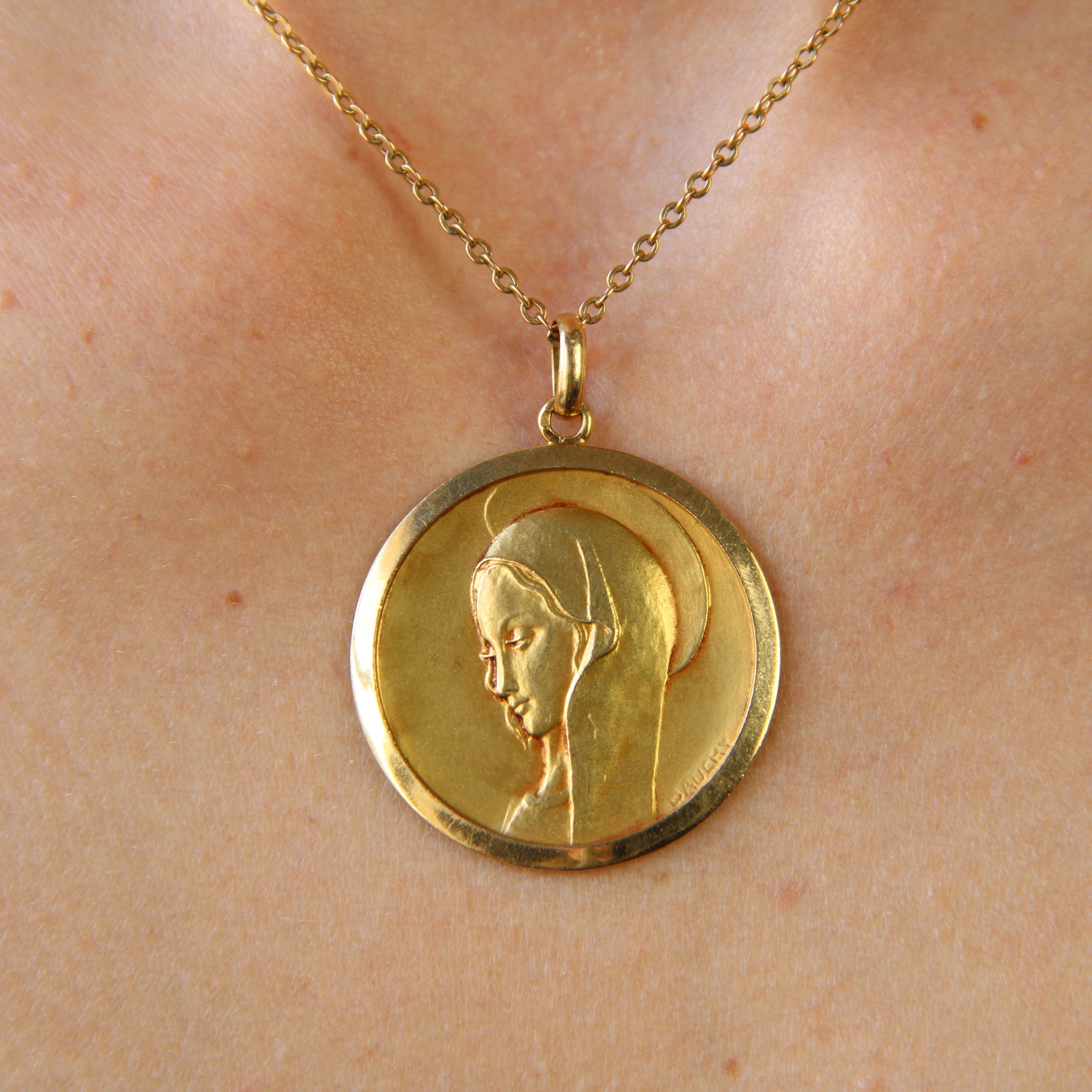 French 1960s Signed Bauchy 18 Karat Yellow Gold Virgin Mary Medal For Sale 2