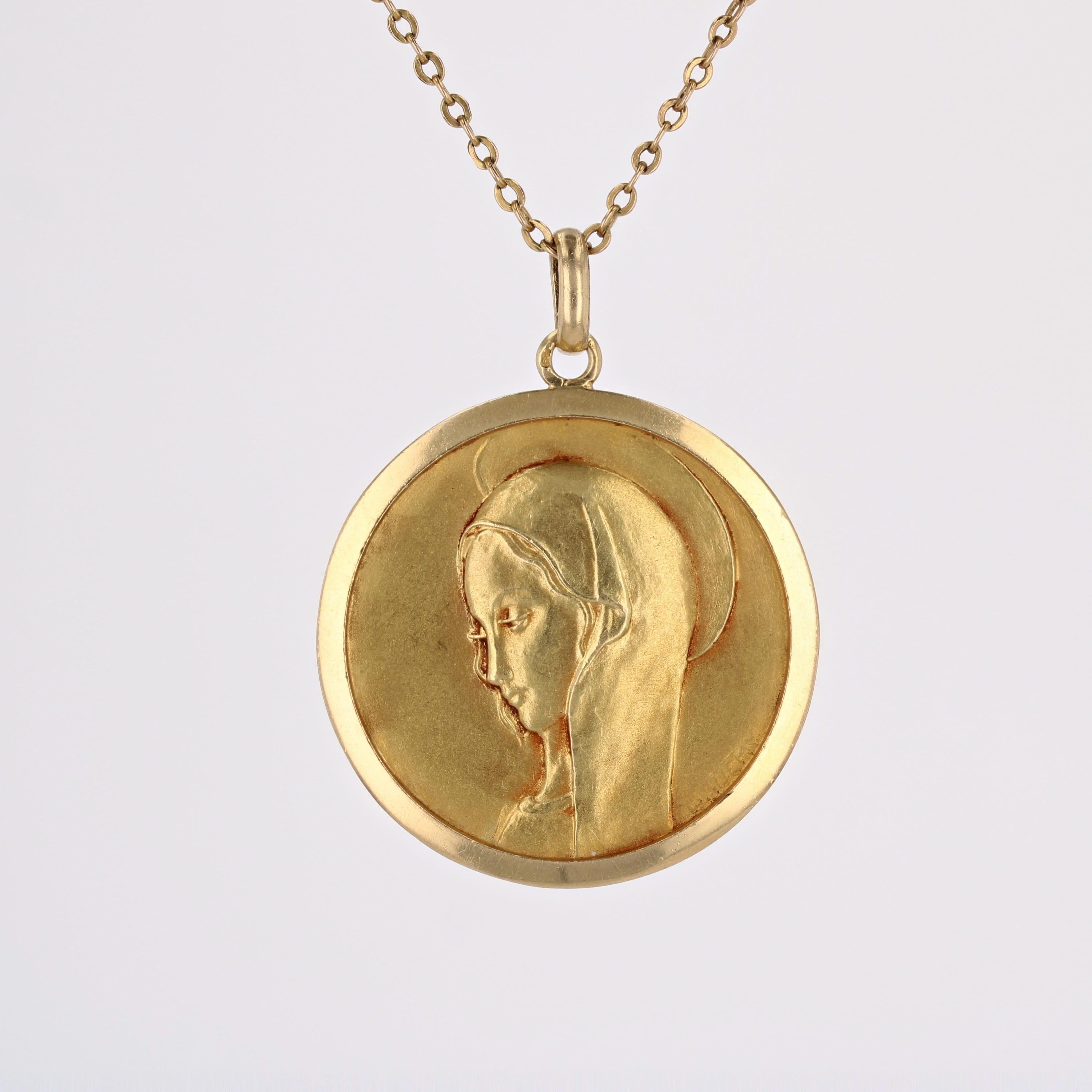 French 1960s Signed Bauchy 18 Karat Yellow Gold Virgin Mary Medal For Sale 3