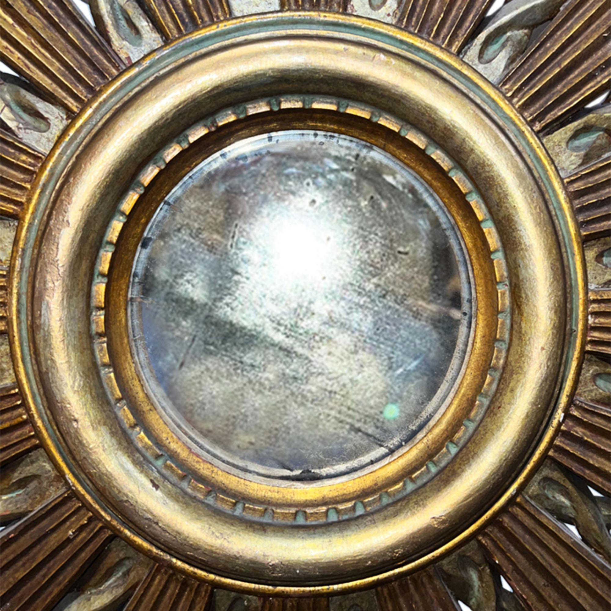Il s'agit d'un beau miroir ensoleillé, fabriqué au milieu du 20e siècle en France.

Fabriqué en bois doré - la sculpture est si détaillée. Veuillez regarder toutes nos photos pour voir tous les détails.

Le diamètre de la plaque de miroir