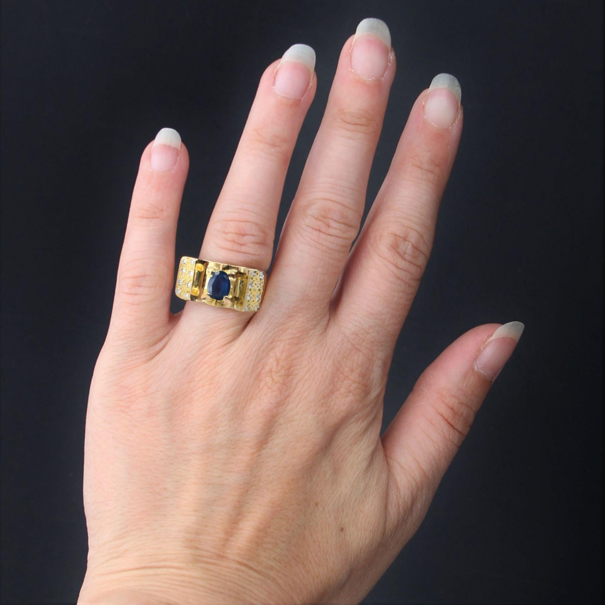 Ring in 18 karat yellow gold, eagle head hallmark.
This sapphire ring is inspired by the tank rings of the 1940s. Bridge-shaped, it is set with 4 large claws of an oval faceted sapphire supported on both sides by 8 brilliant-cut diamonds in pearl