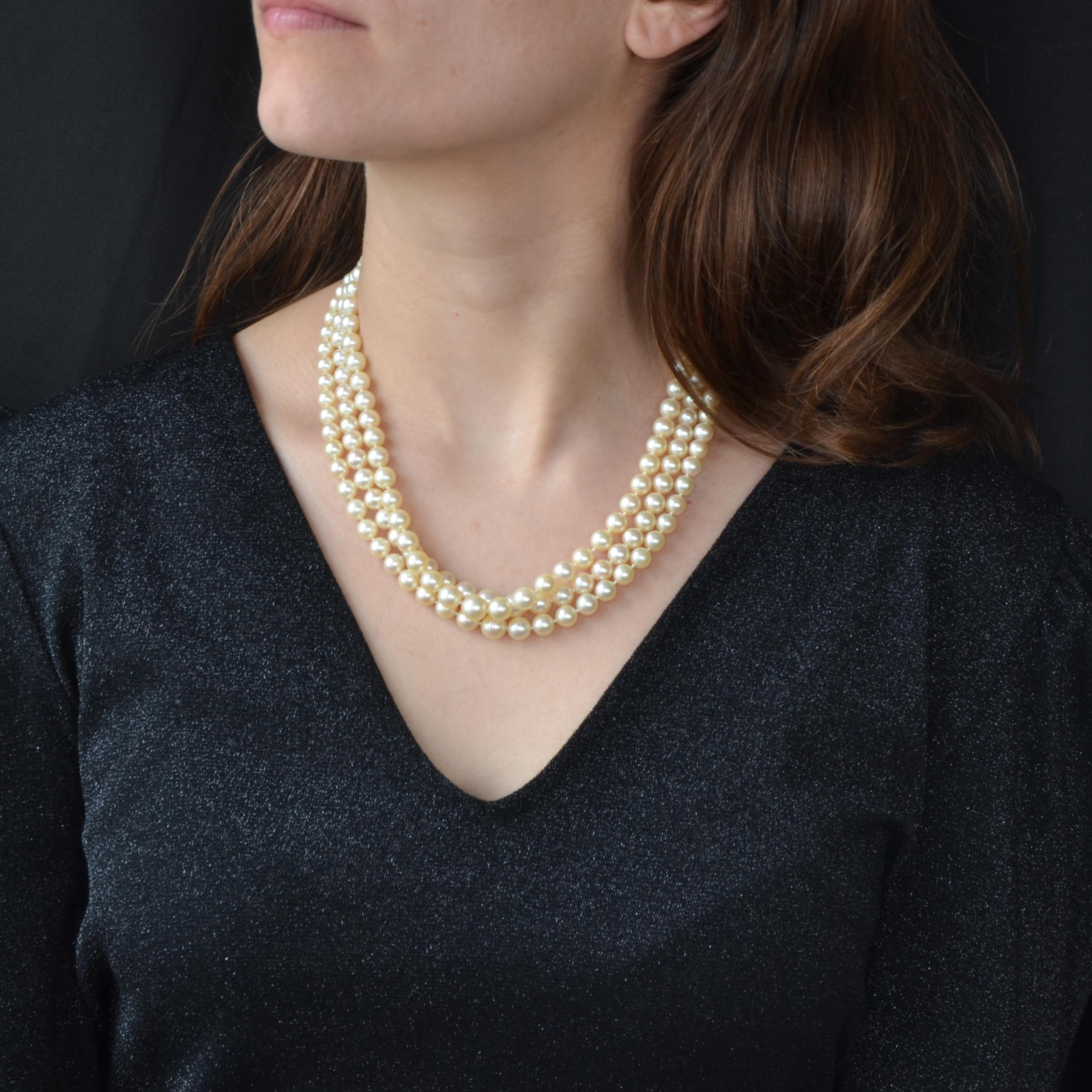 Necklace composed of a triple row of cultured pearls in fall.
The clasp is a clasp fagot with link, set with diamonds, ratchet, and 18 karat white gold, eagle head hallmark.
The pearl with a white shaded orient.
Diameter of the pearls : from 4,5/ 5