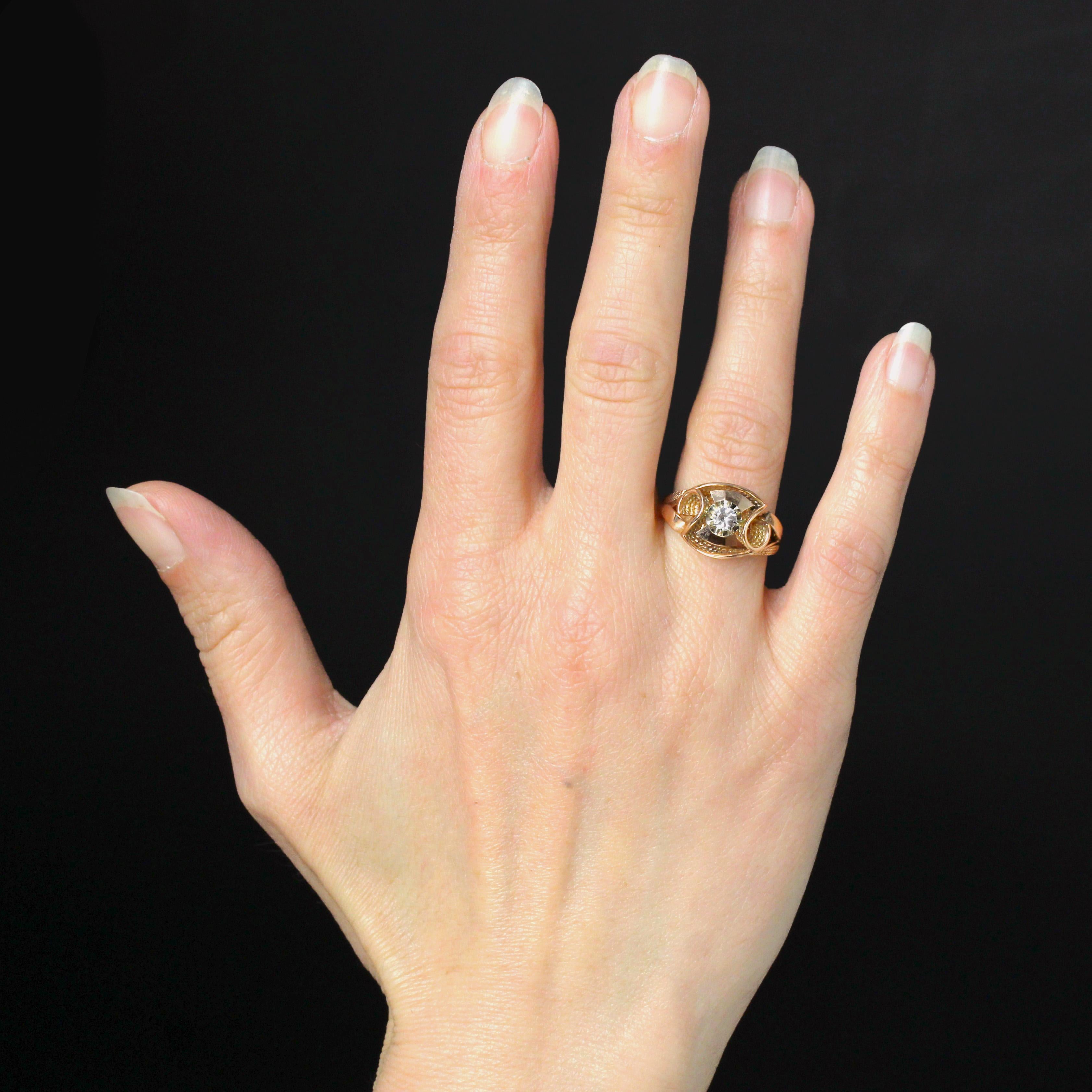 Ring in 18 karat rose gold, eagle head hallmark.
Elegant retro rose gold ring set with moving gold wires and cords. A brilliant-cut white sapphire is claw-set in the center.
Height : 12 mm approximately, width : 15.3 mm approximately, thickness :