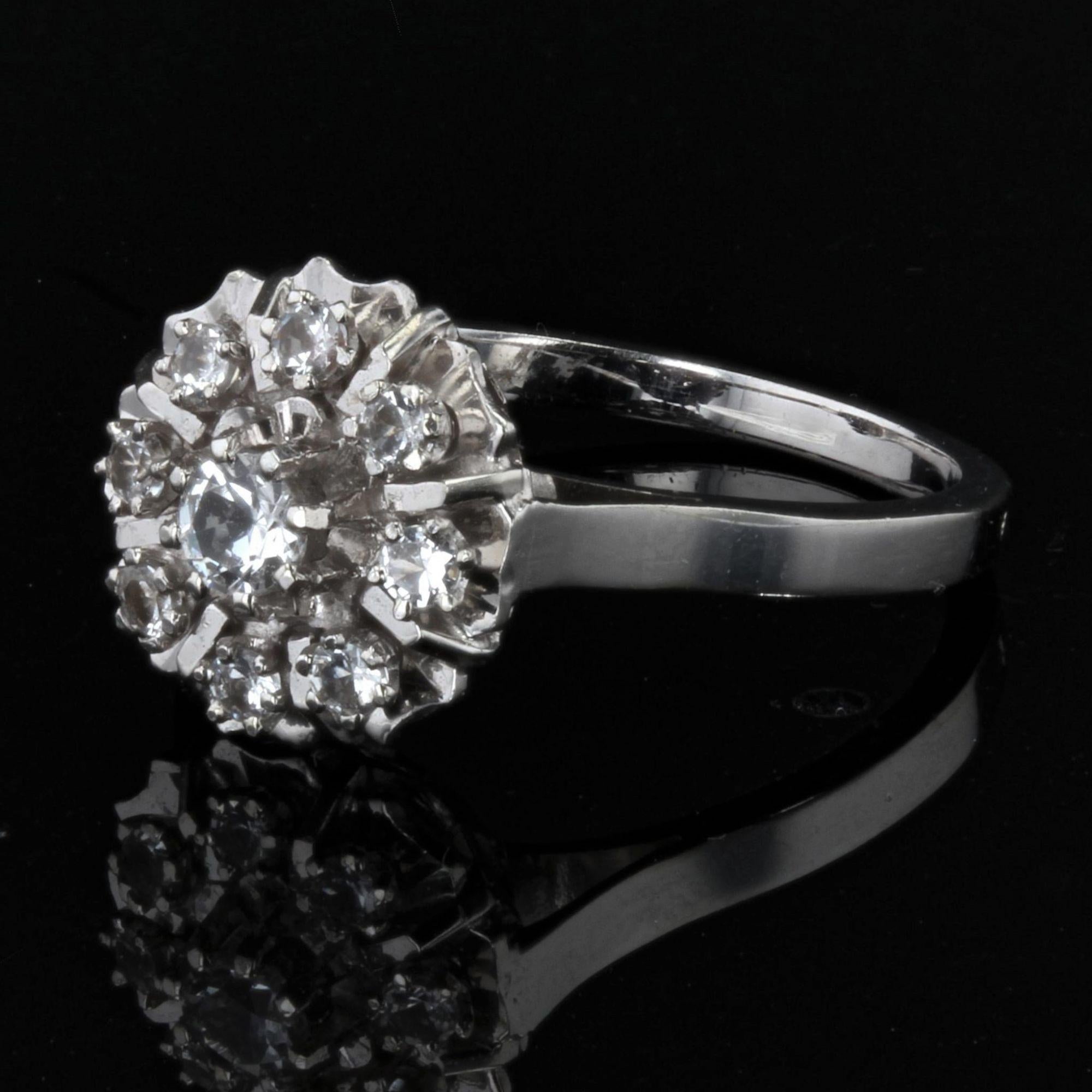French 1960s White Sapphire 18 Karat White Gold Retro Daisy Ring In Excellent Condition In Poitiers, FR