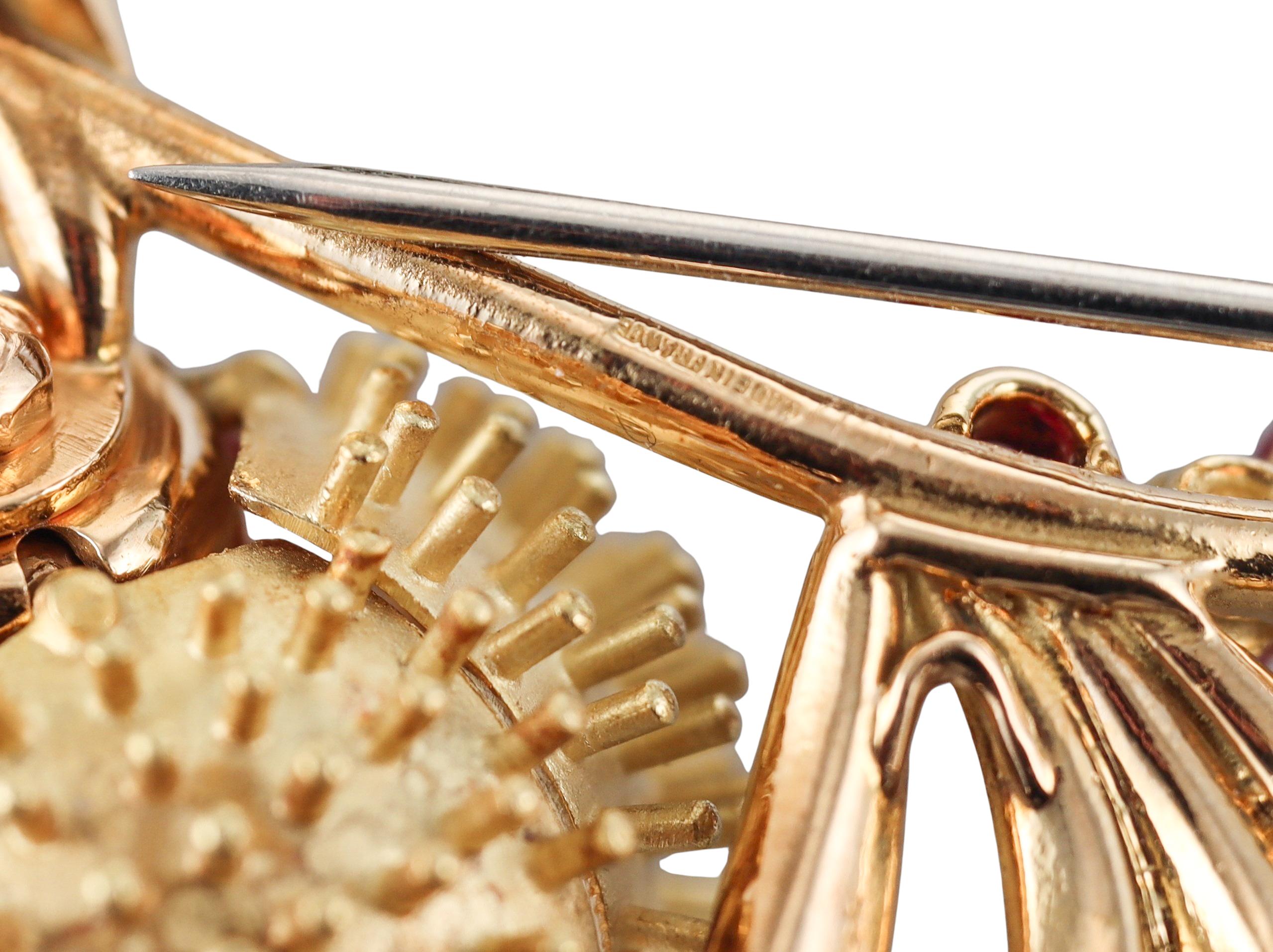 French 1960s Yellow Gold Ruby Flower Brooch In Excellent Condition For Sale In New York, NY