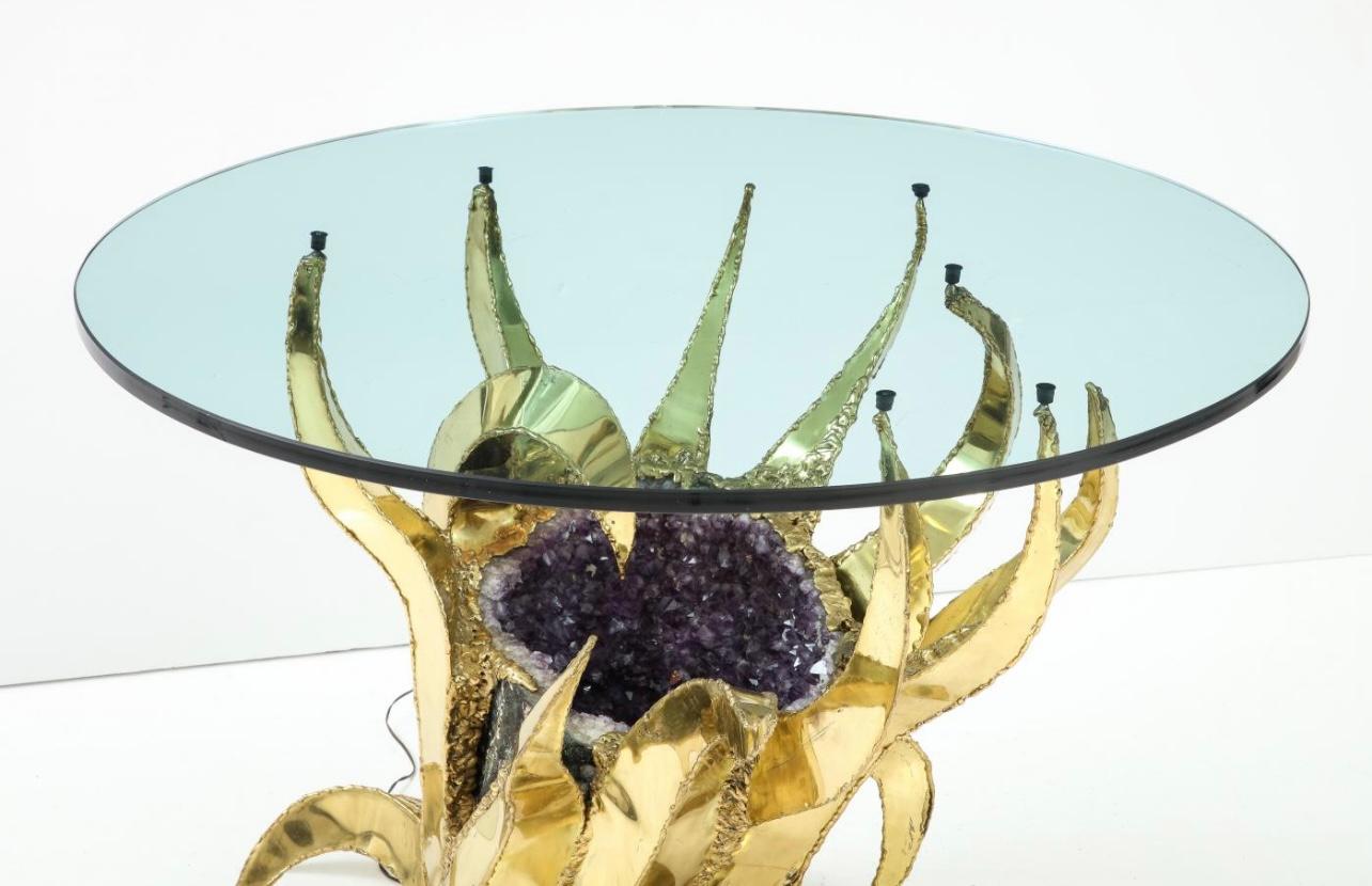 Eine seltene schöne 1970er Jahre Französisch skulpturale Mitte Tisch aus goldenem Messing Basis mit einem Zentrum riesigen Amethyst Geode von dem Künstler, Richard Faure gemacht. Der Tisch wird mit einer einzigen Glühbirne beleuchtet. Neu verkabelt.